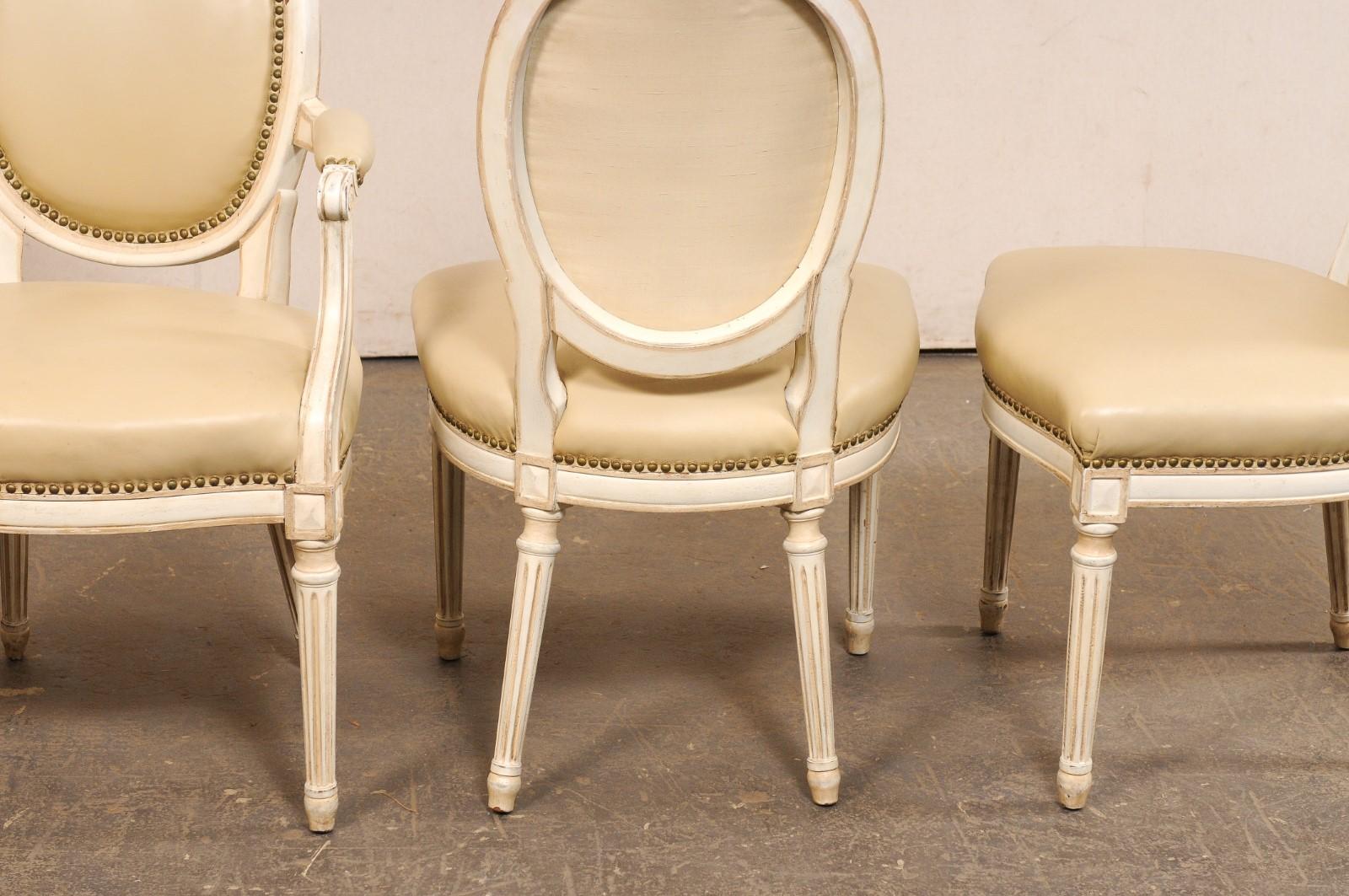 Französisches Set aus 8 gepolsterten Esszimmerstühlen aus geschnitztem Holz und Leder im Louis-XVI.-Stil im Angebot 2