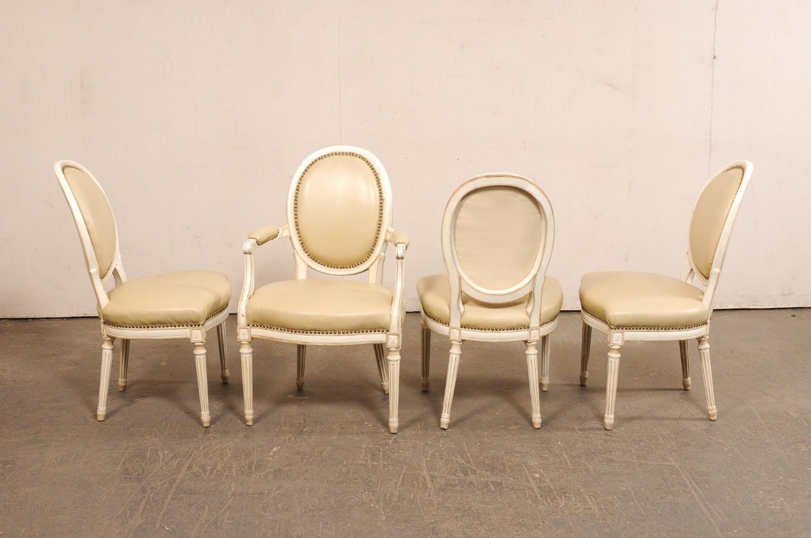 Französisches Set aus 8 gepolsterten Esszimmerstühlen aus geschnitztem Holz und Leder im Louis-XVI.-Stil im Angebot 3