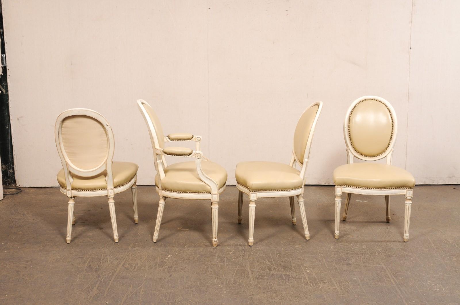 Französisches Set aus 8 gepolsterten Esszimmerstühlen aus geschnitztem Holz und Leder im Louis-XVI.-Stil im Angebot 4