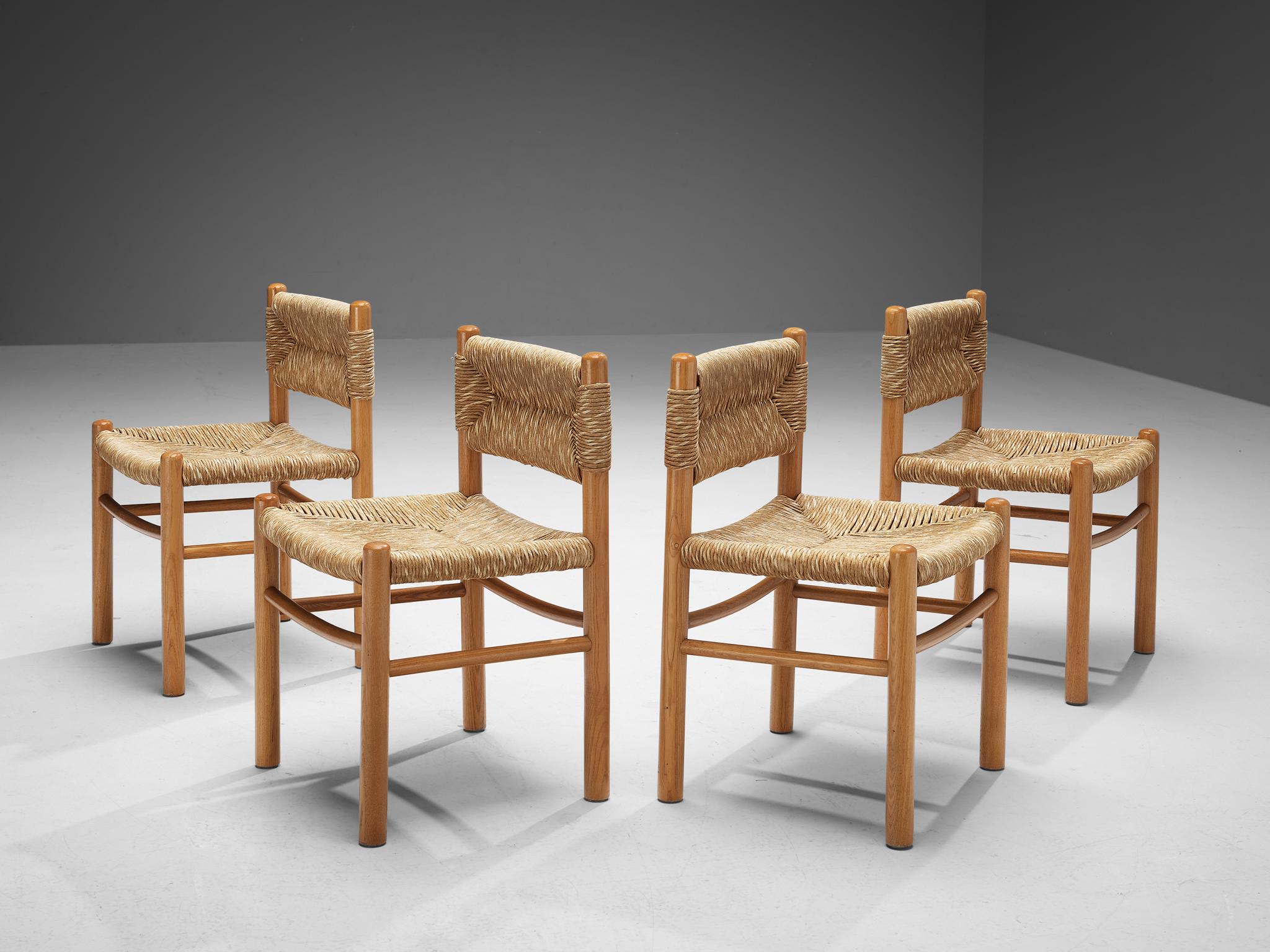 Satz von vier Esszimmerstühlen, Esche, Stroh, Frankreich, 1960er Jahre.

Dieses Set aus vier Esszimmerstühlen besteht aus einem massiven Holzrahmen mit zylindrischen, dicken Beinen, die mit eleganten, schlanken, horizontalen Latten miteinander