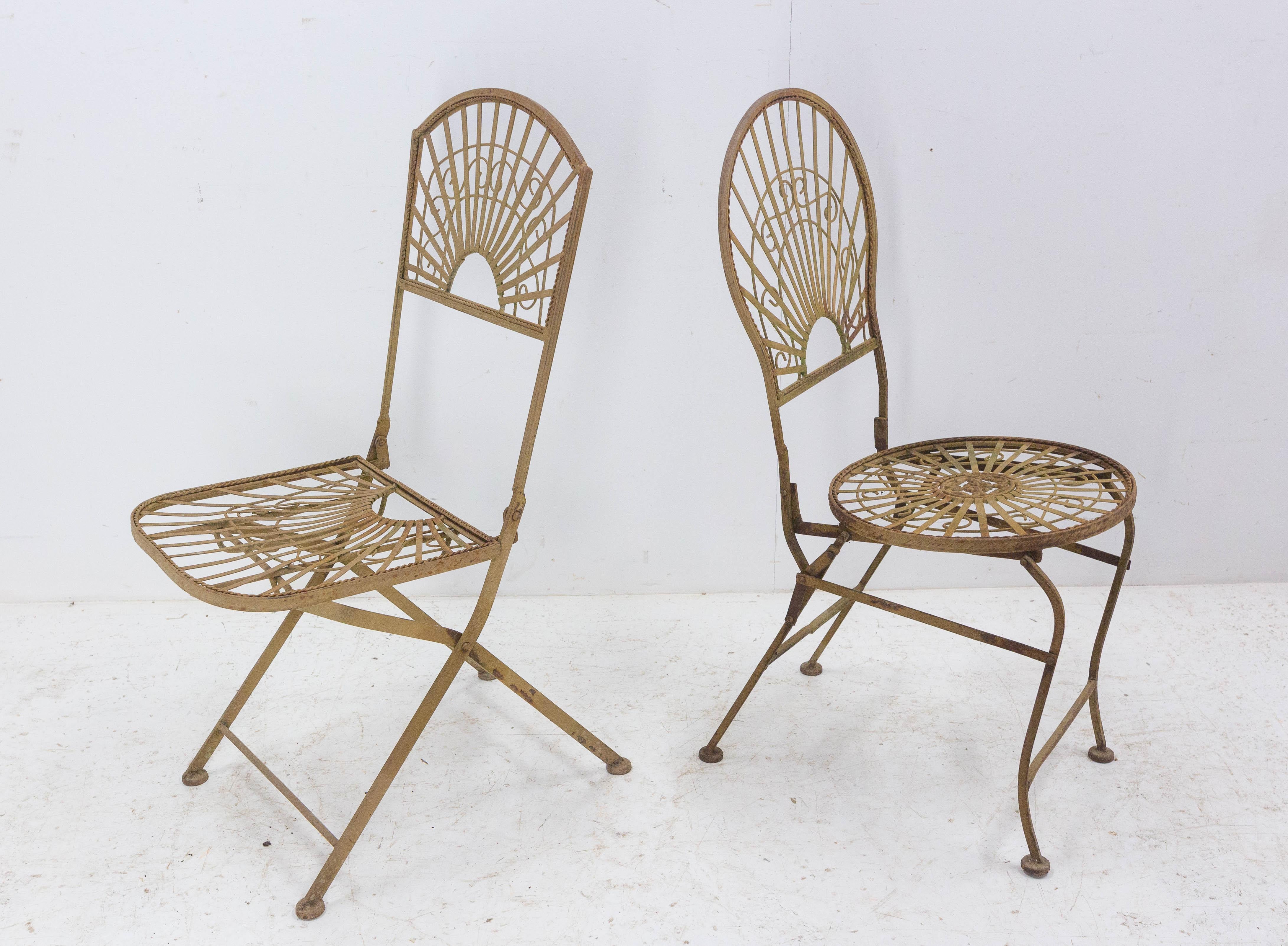Fer Ensemble français de quatre chaises et tables en fer pour patio et jardin du milieu du siècle dernier en vente