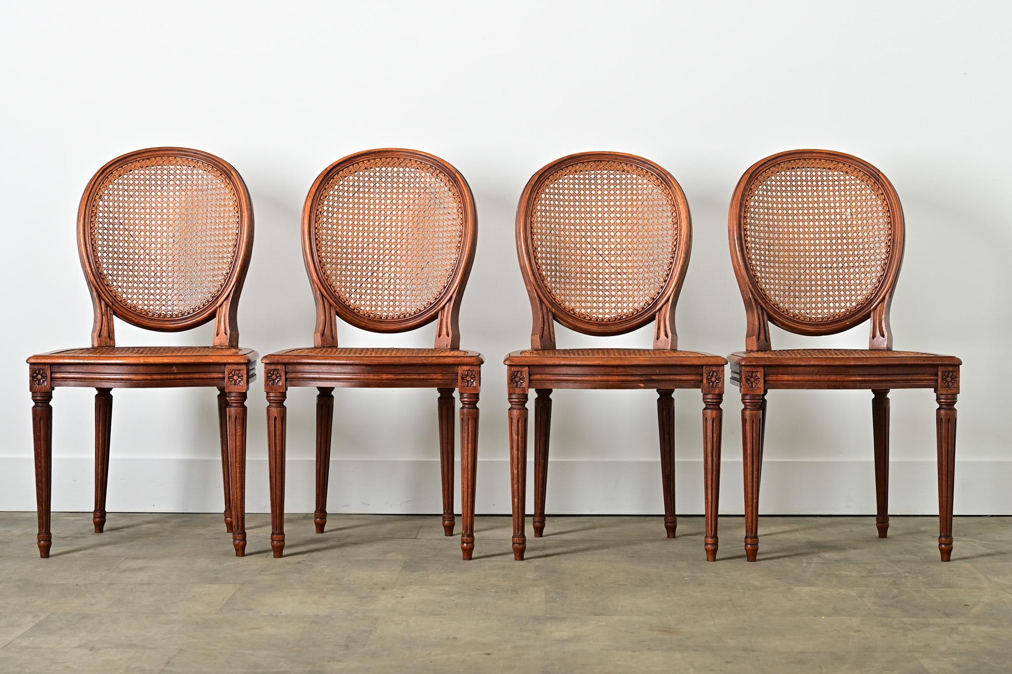 Set di quattro sedie da pranzo francesi con struttura in Oak dell'inizio del XX secolo, con schienali in canna intrecciata e sedili con dettagli Louis Cane che conferiscono uno stile elegante e invitante all'angolo della colazione o al tavolo da