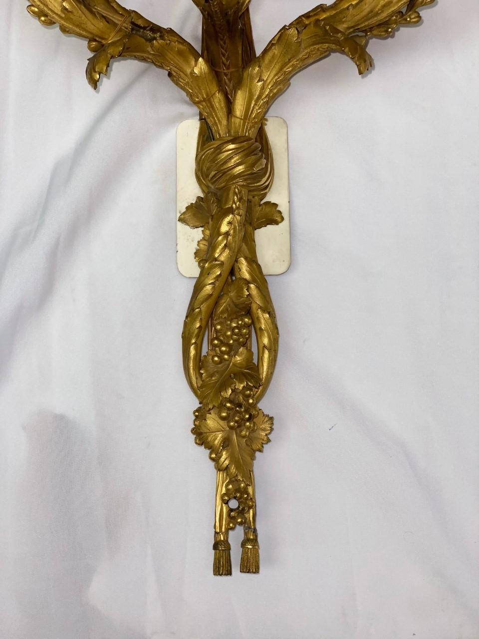 Ensemble français de quatre appliques en bronze doré, 19e siècle en vente 3
