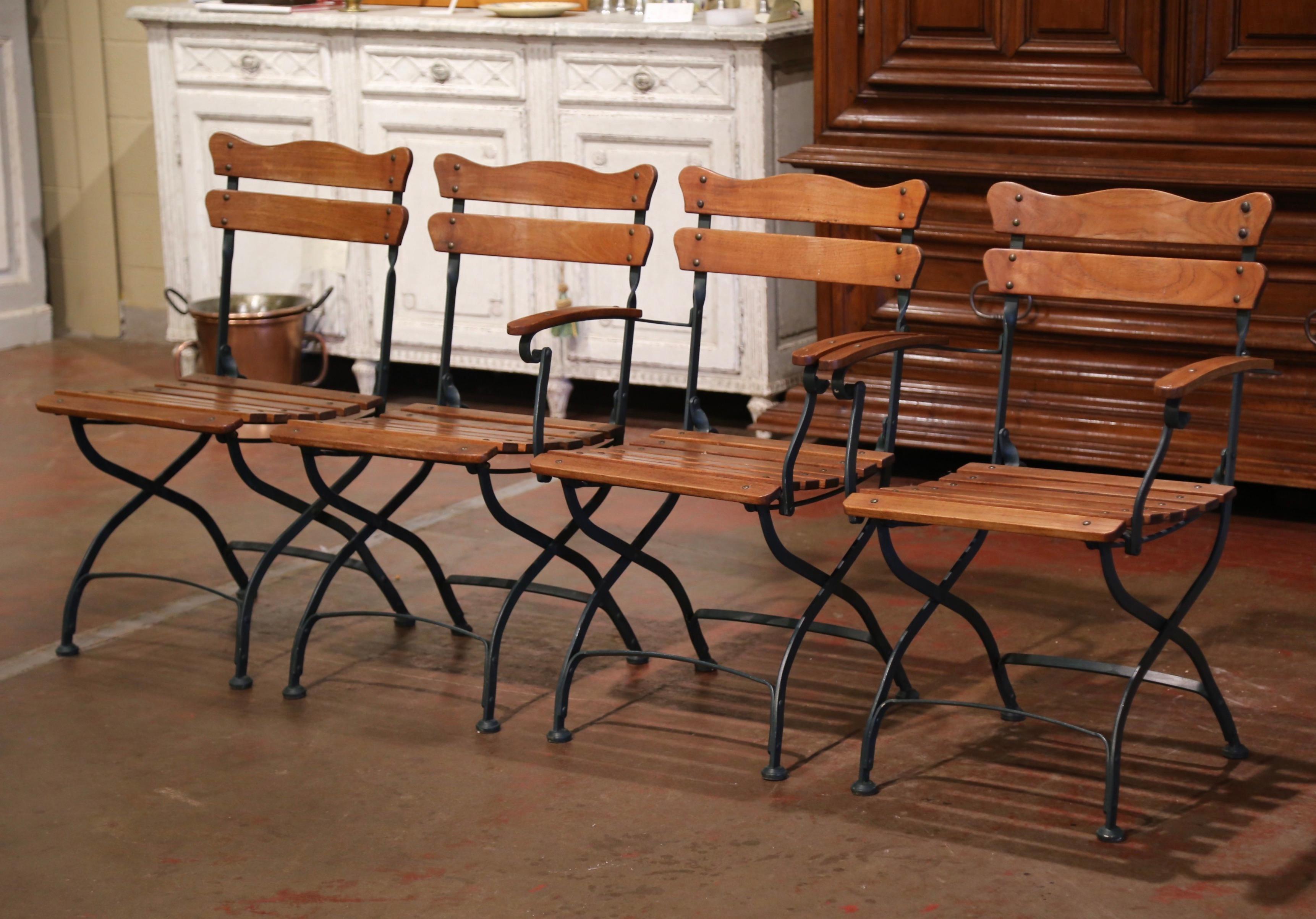 French Set of Four Painted Green Wrought Iron and Wood Folding Garden Chairs In Excellent Condition In Dallas, TX
