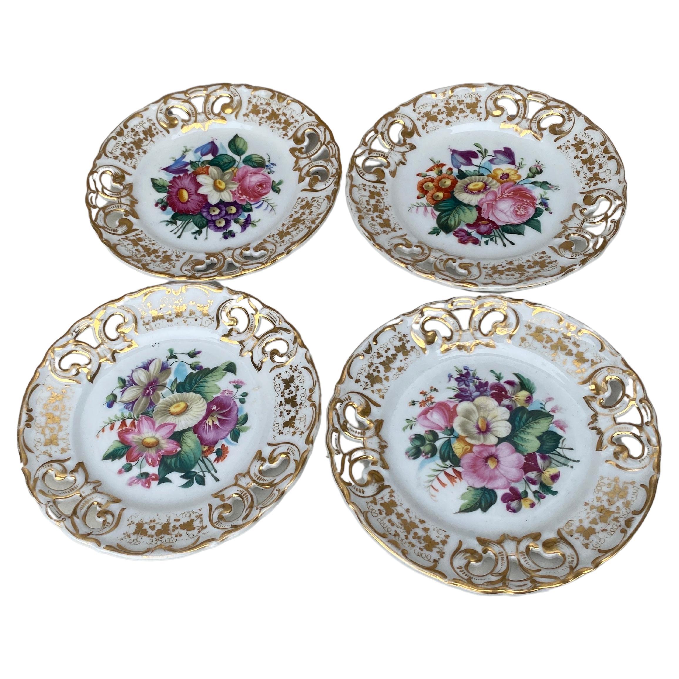 Ensemble de 4 assiettes à dessert en porcelaine réticulée, Circa 1880.
Décoré de fleurs.
7,8 pouces de diamètre.