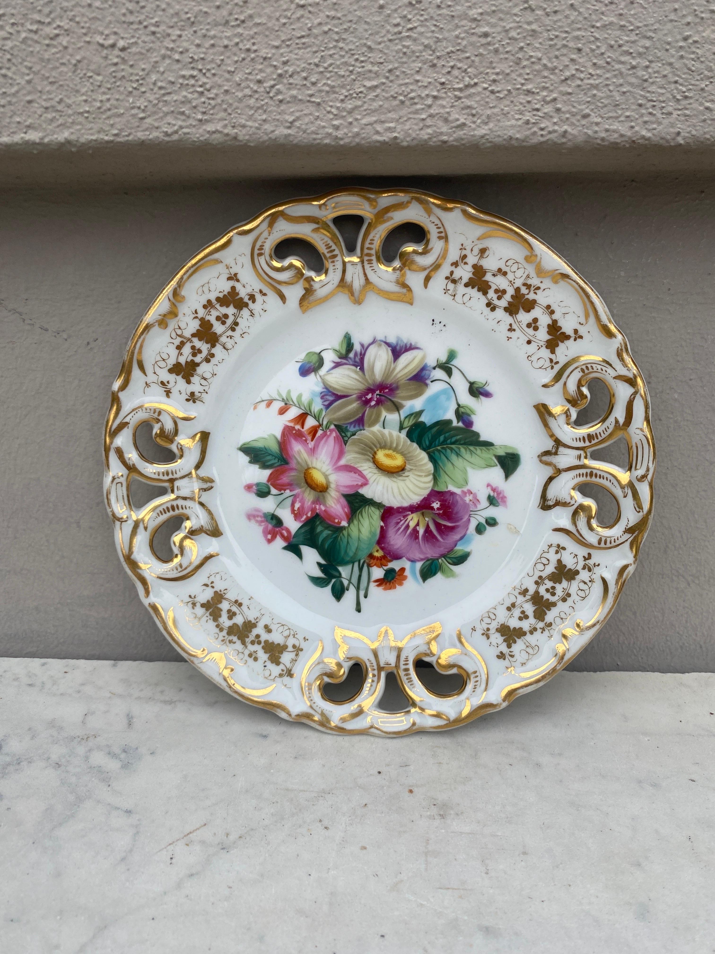 Victorien Ensemble français de quatre assiettes à dessert réticulées en porcelaine, vers 1880 en vente