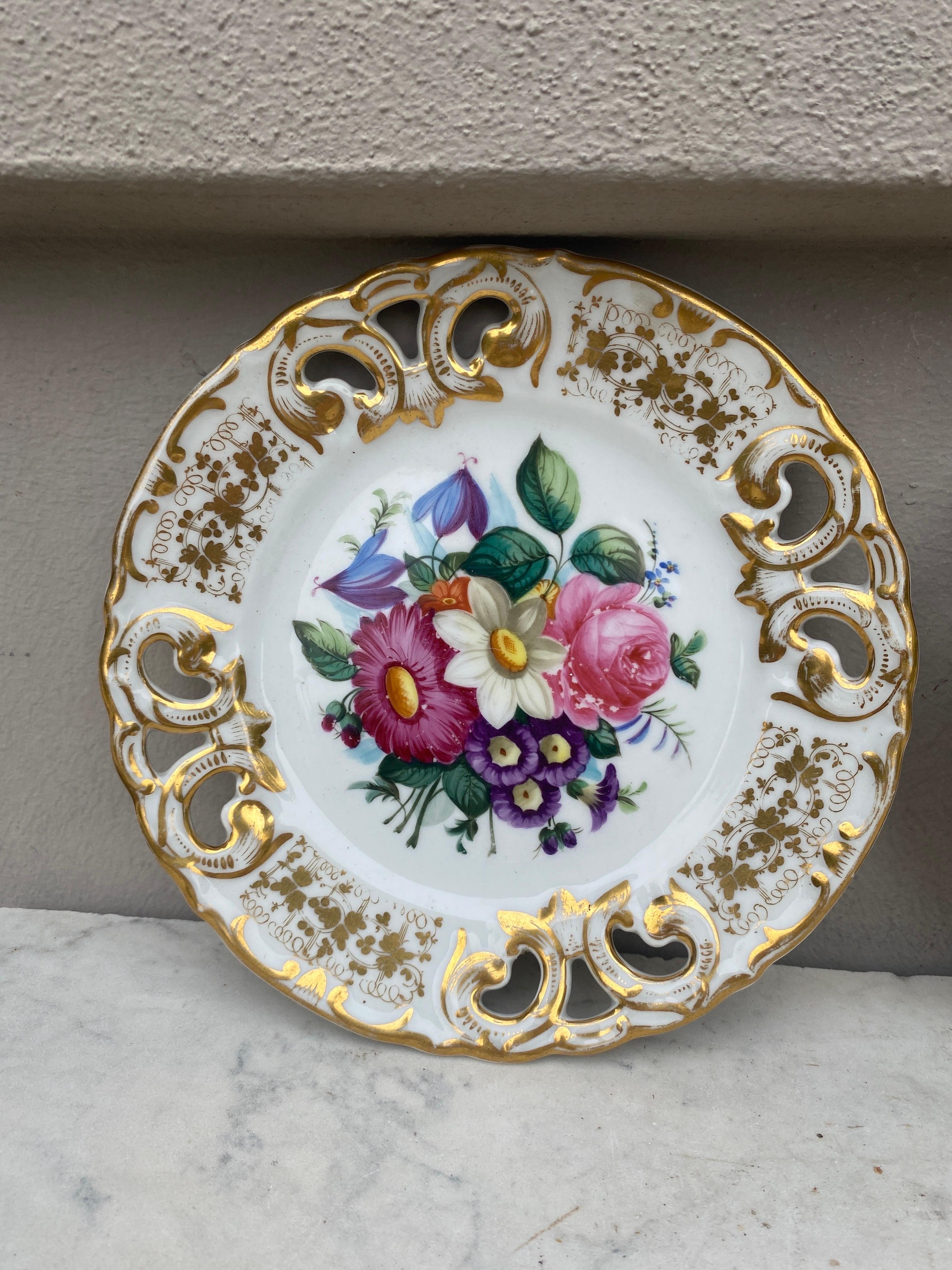 Français Ensemble français de quatre assiettes à dessert réticulées en porcelaine, vers 1880 en vente
