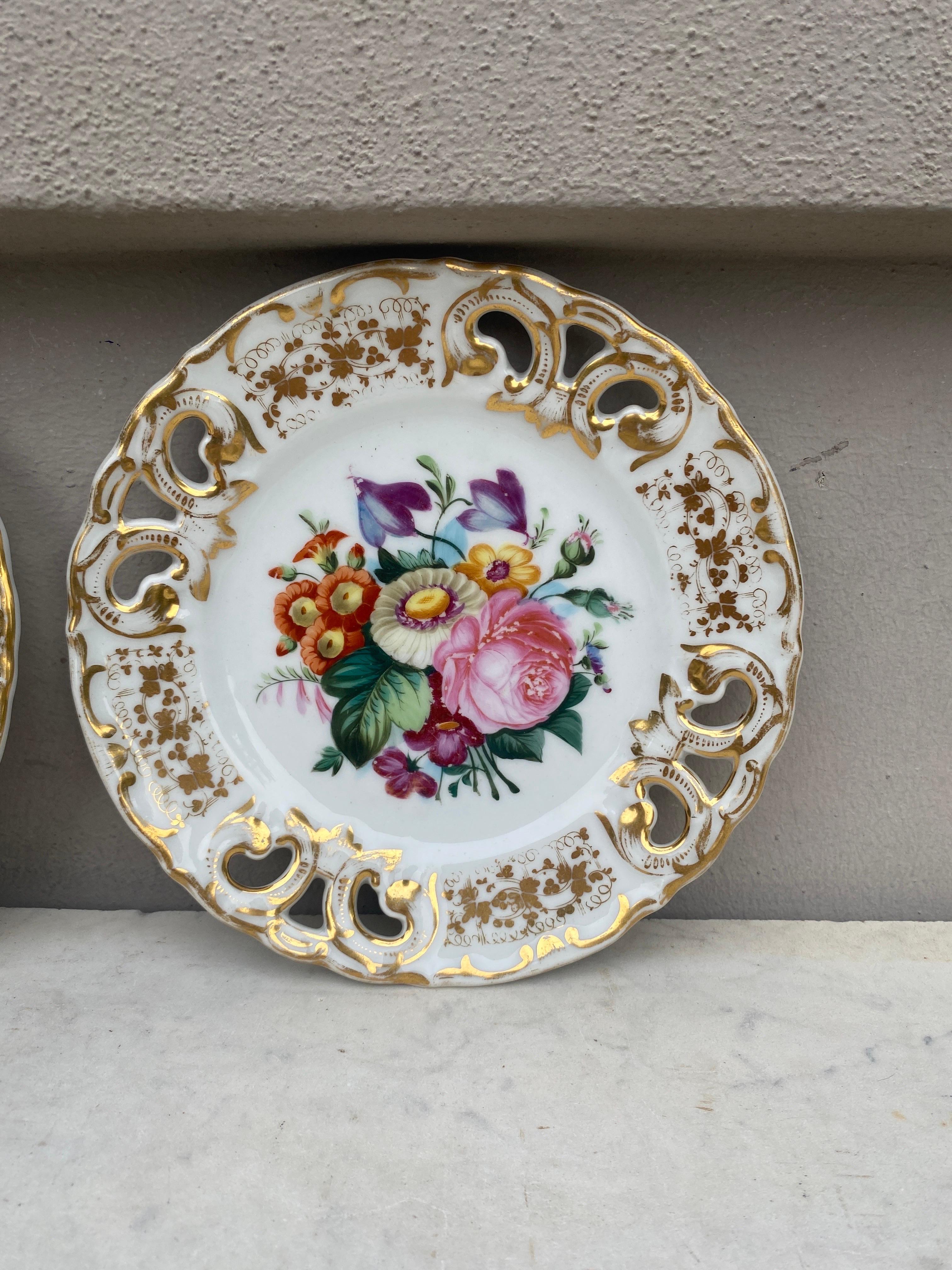 Ensemble français de quatre assiettes à dessert réticulées en porcelaine, vers 1880 Bon état - En vente à Austin, TX
