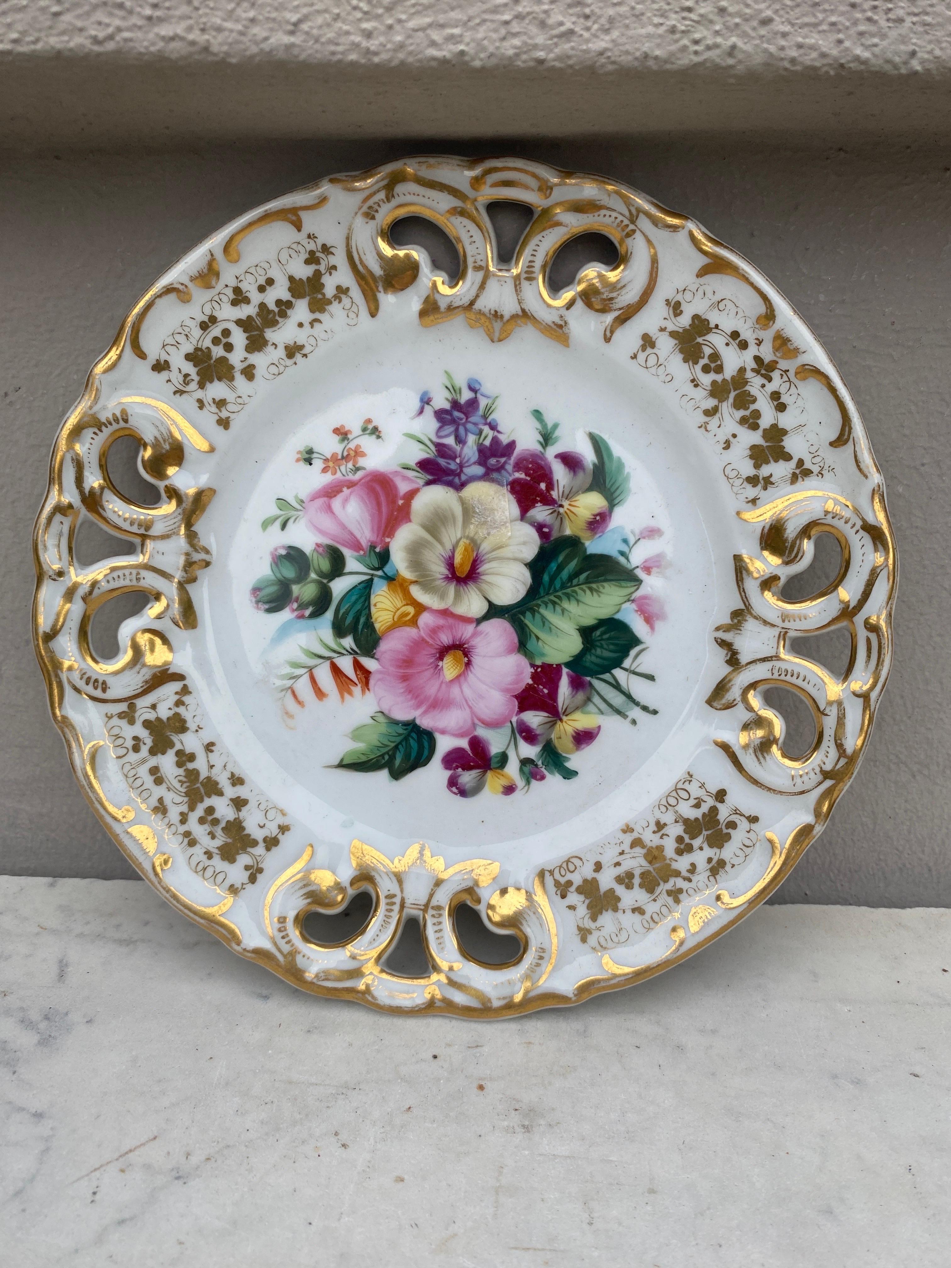 Fin du XIXe siècle Ensemble français de quatre assiettes à dessert réticulées en porcelaine, vers 1880 en vente