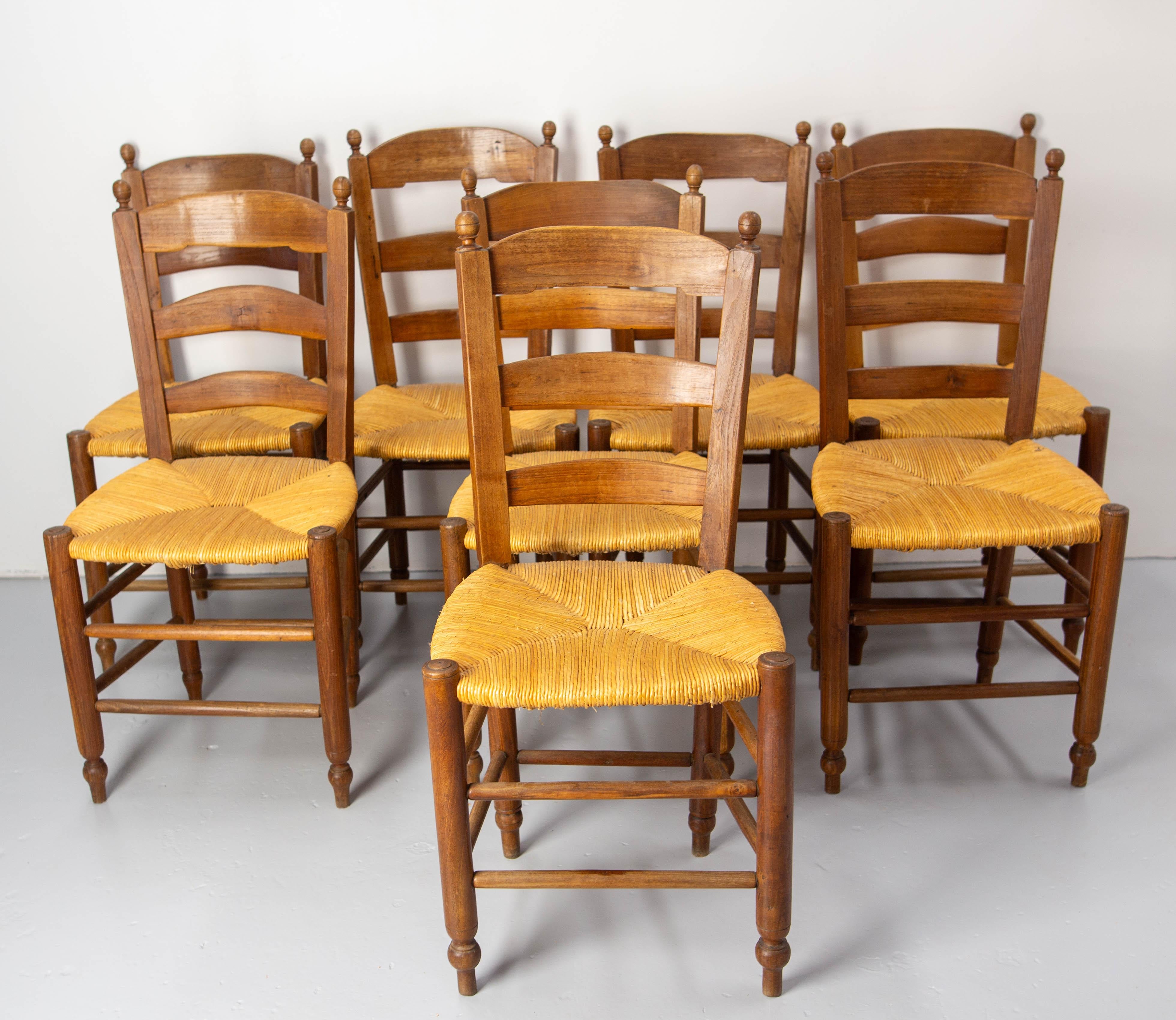 French strawed and turned sets of chairs, made in elm circa 1880.
These chairs are hand made in a workshop by different workers. It is why the chairs have sometimes have small measurement differences of one to two centimeters, nothing