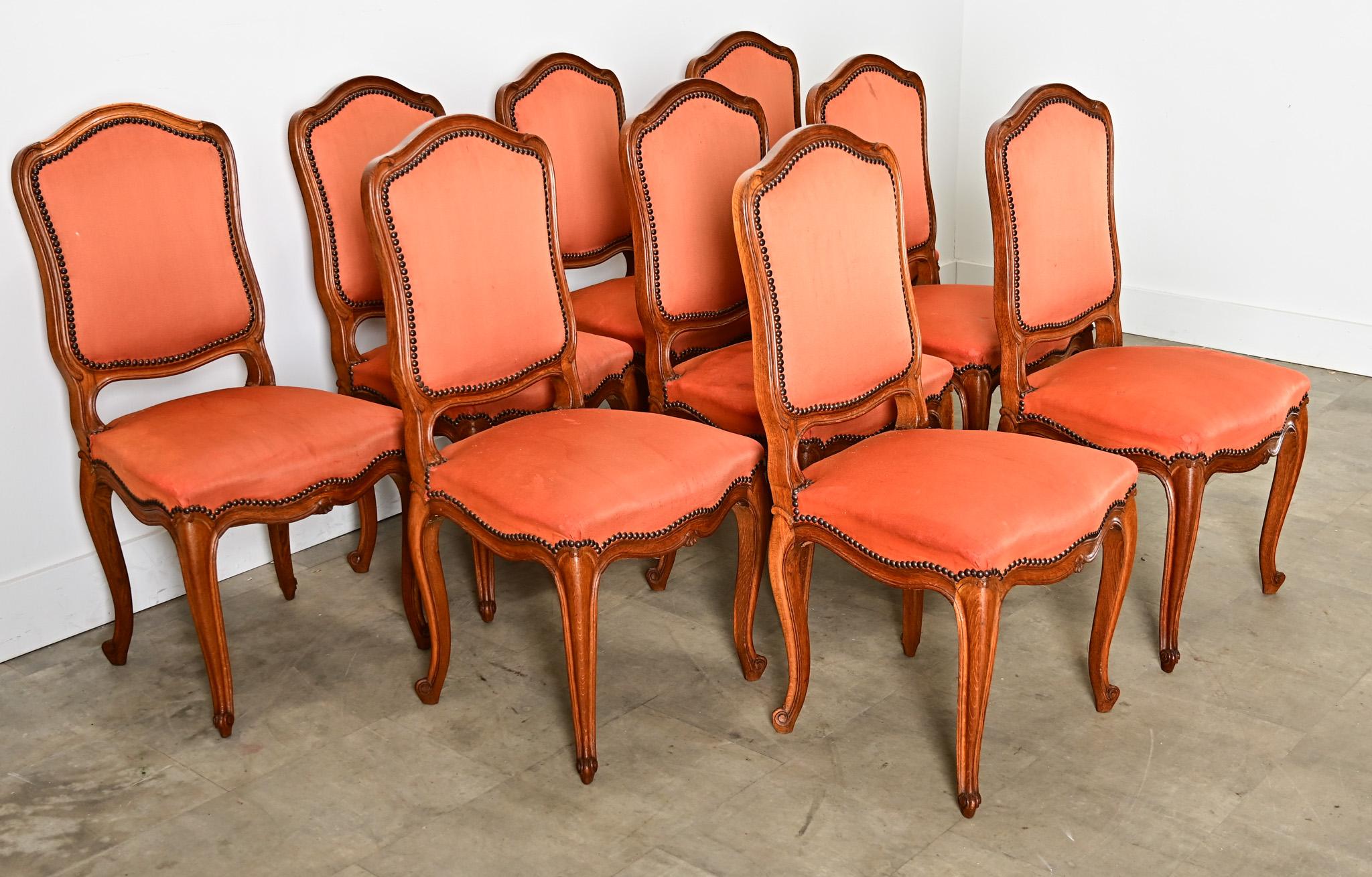 Intagliato Set francese di nove sedie da pranzo in stile Luigi XV in vendita