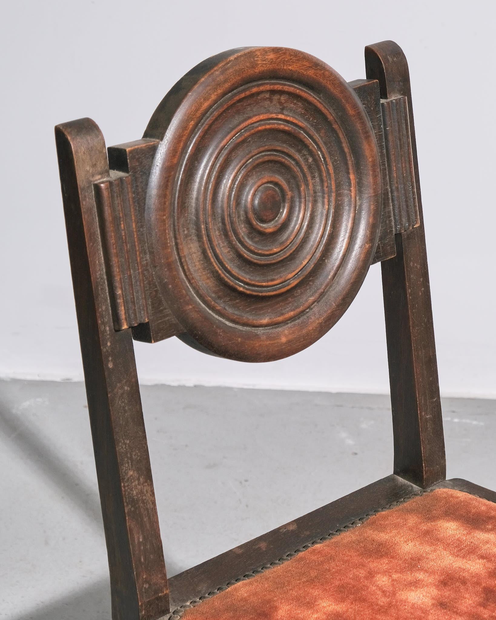 Un ensemble distinctif de six chaises de salle à manger françaises des années 1940, conçues à la manière de Charles Dudouyt. Ces chaises sont dotées de dossiers circulaires tournés en chêne et présentent des lignes audacieuses et sculpturales,