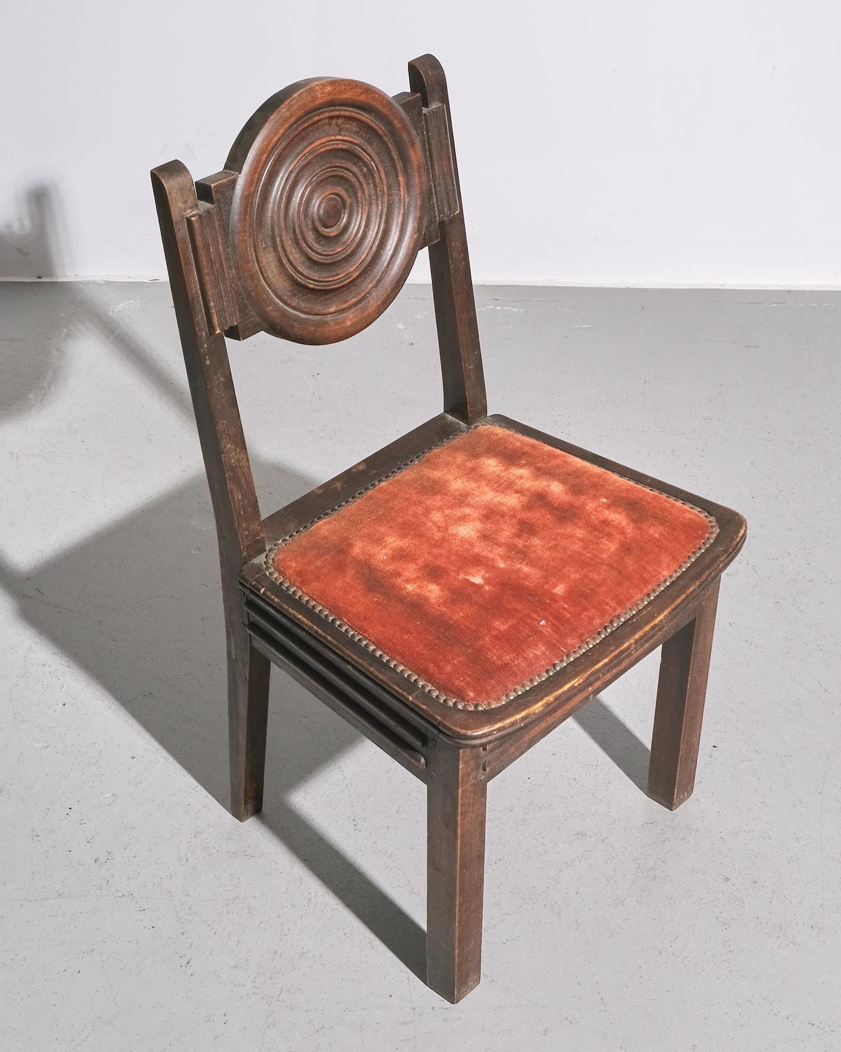 Français Ensemble de chaises de salle à manger en chêne à dossiers circulaires tournés à la manière de Dudouyt en vente