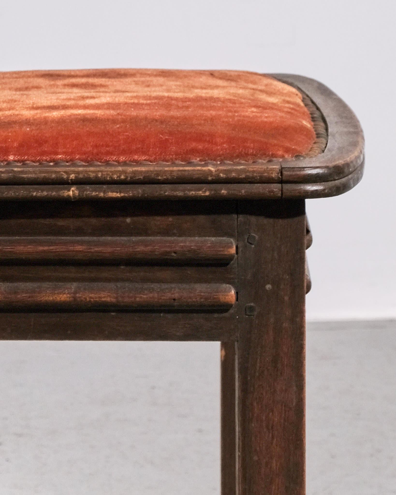 Ensemble de chaises de salle à manger en chêne à dossiers circulaires tournés à la manière de Dudouyt Bon état - En vente à London, GB