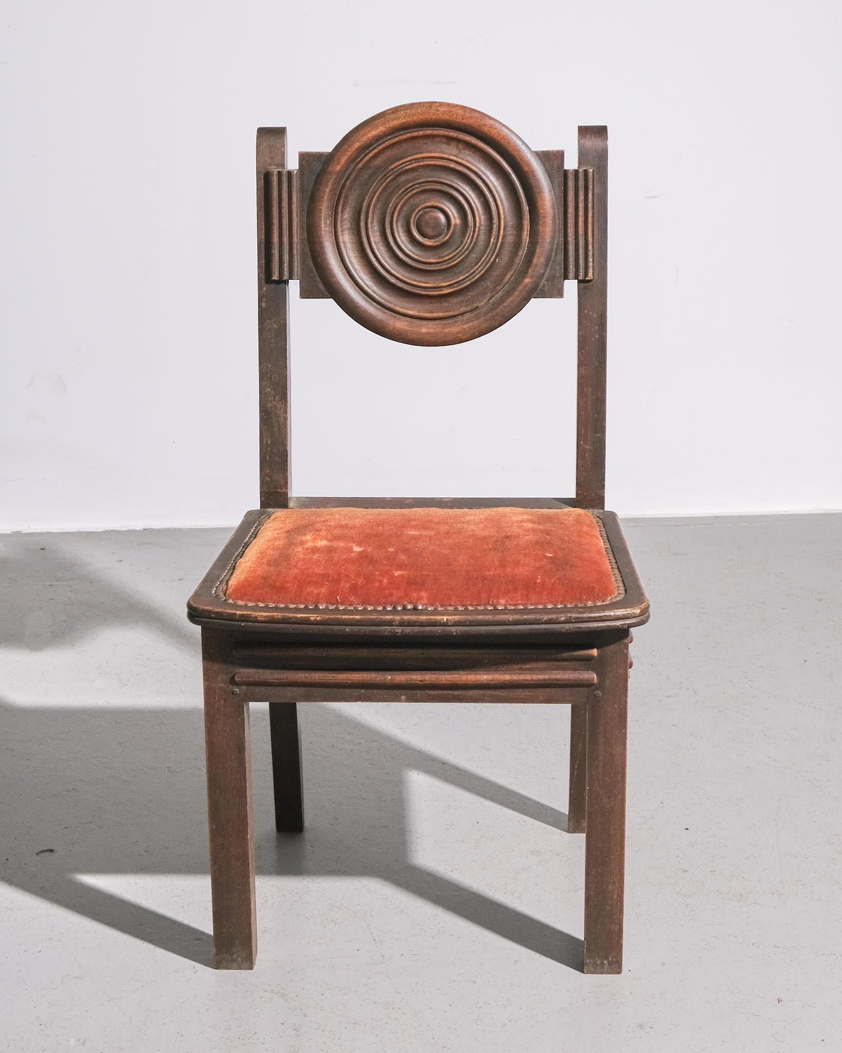 Milieu du XXe siècle Ensemble de chaises de salle à manger en chêne à dossiers circulaires tournés à la manière de Dudouyt en vente