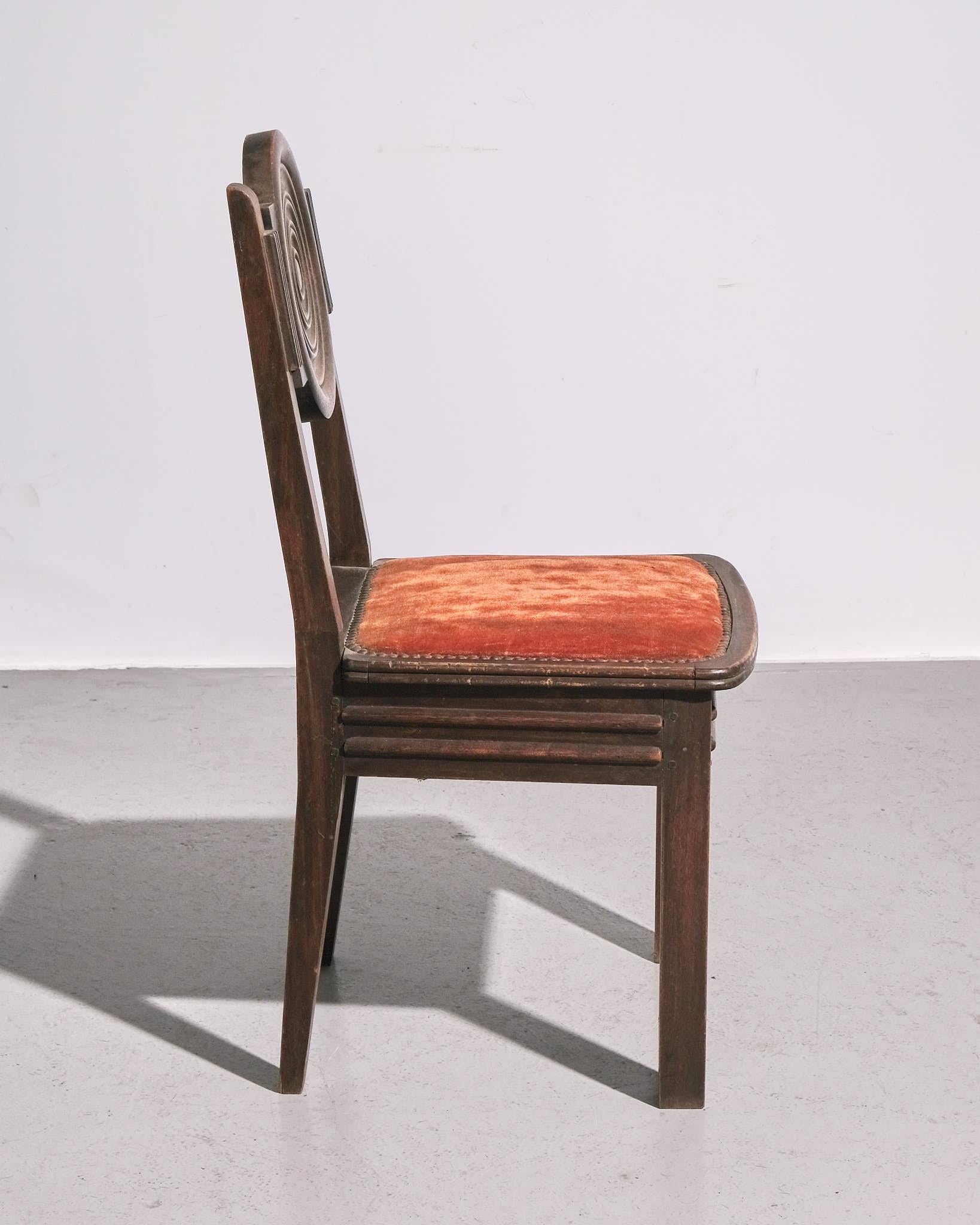 Velours Ensemble de chaises de salle à manger en chêne à dossiers circulaires tournés à la manière de Dudouyt en vente