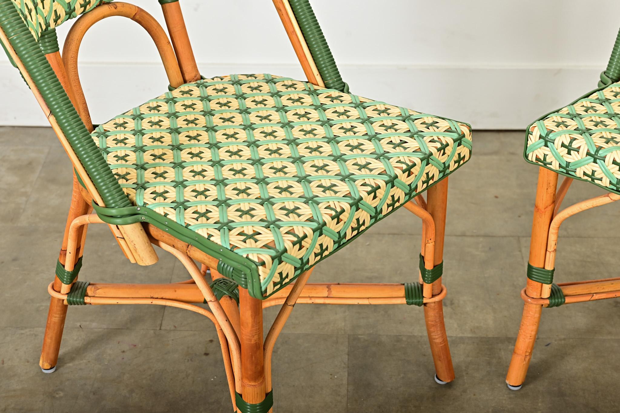 Ensemble de six chaises de bistro reproduites à la française en vente 2