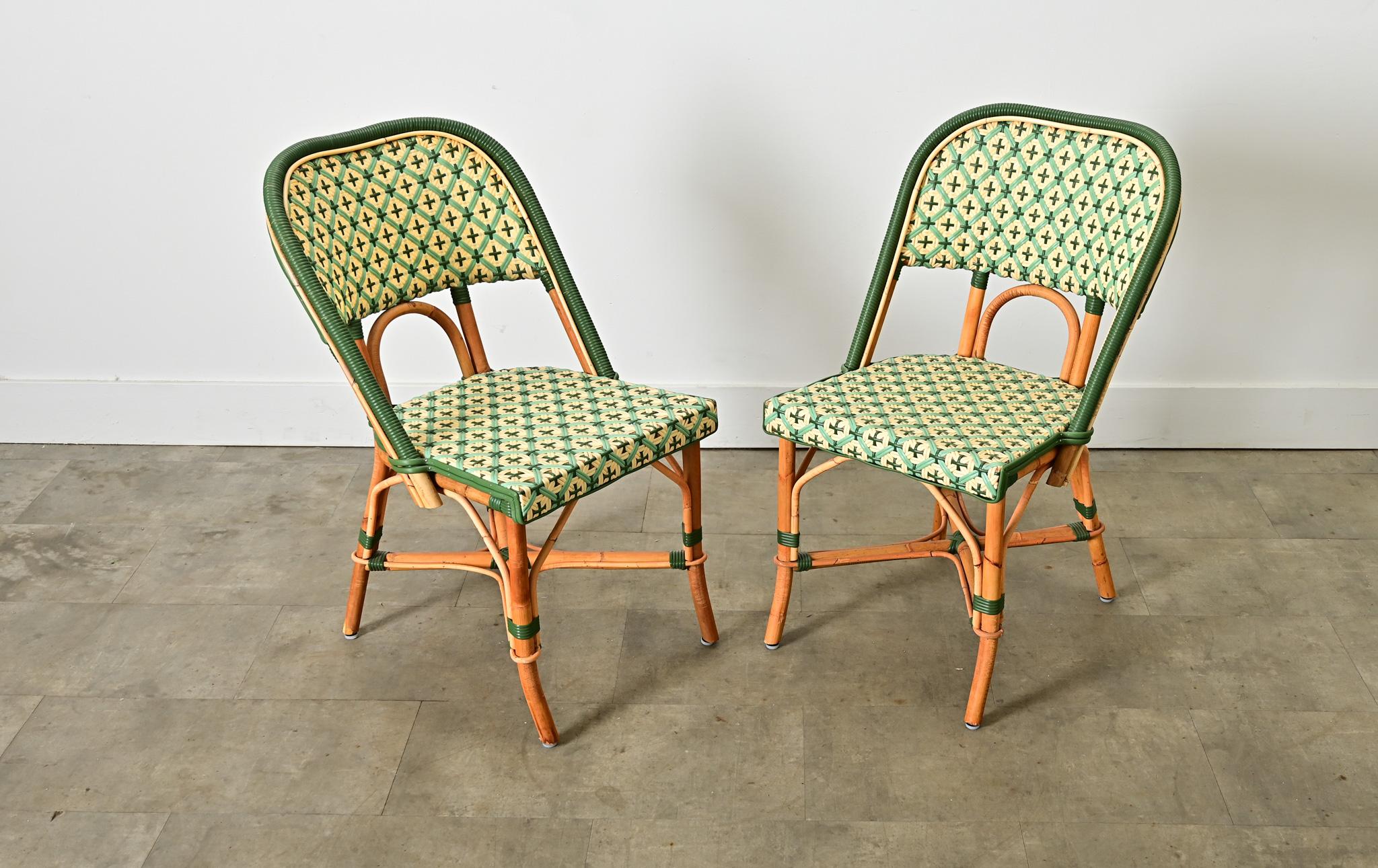 Un nouvel ensemble de six chaises de bistro de style parisien fabriquées à la main avec la même qualité et les mêmes normes que celles utilisées dans les restaurants, mais avec la sophistication nécessaire pour transformer n'importe quel patio ou