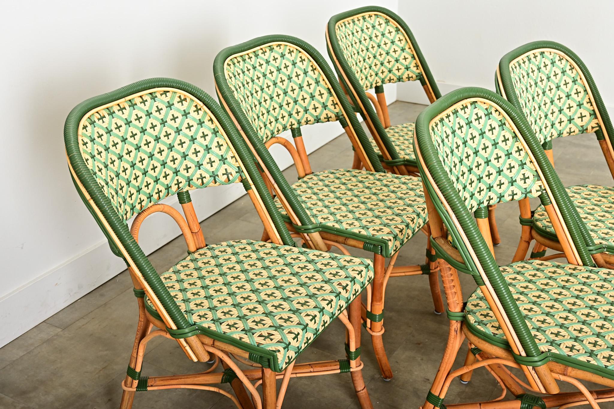 Rotin Ensemble de six chaises de bistro reproduites à la française en vente