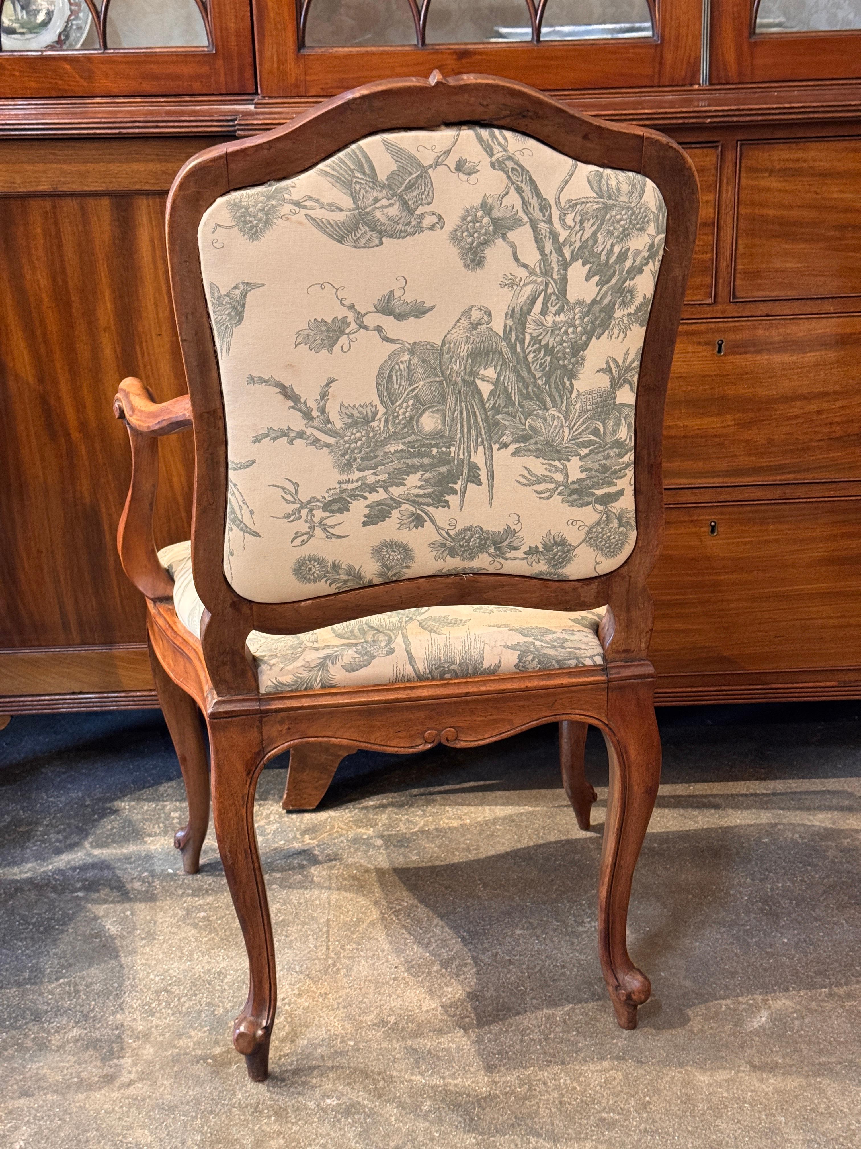 Ensemble de six chaises de salle à manger en vente 4