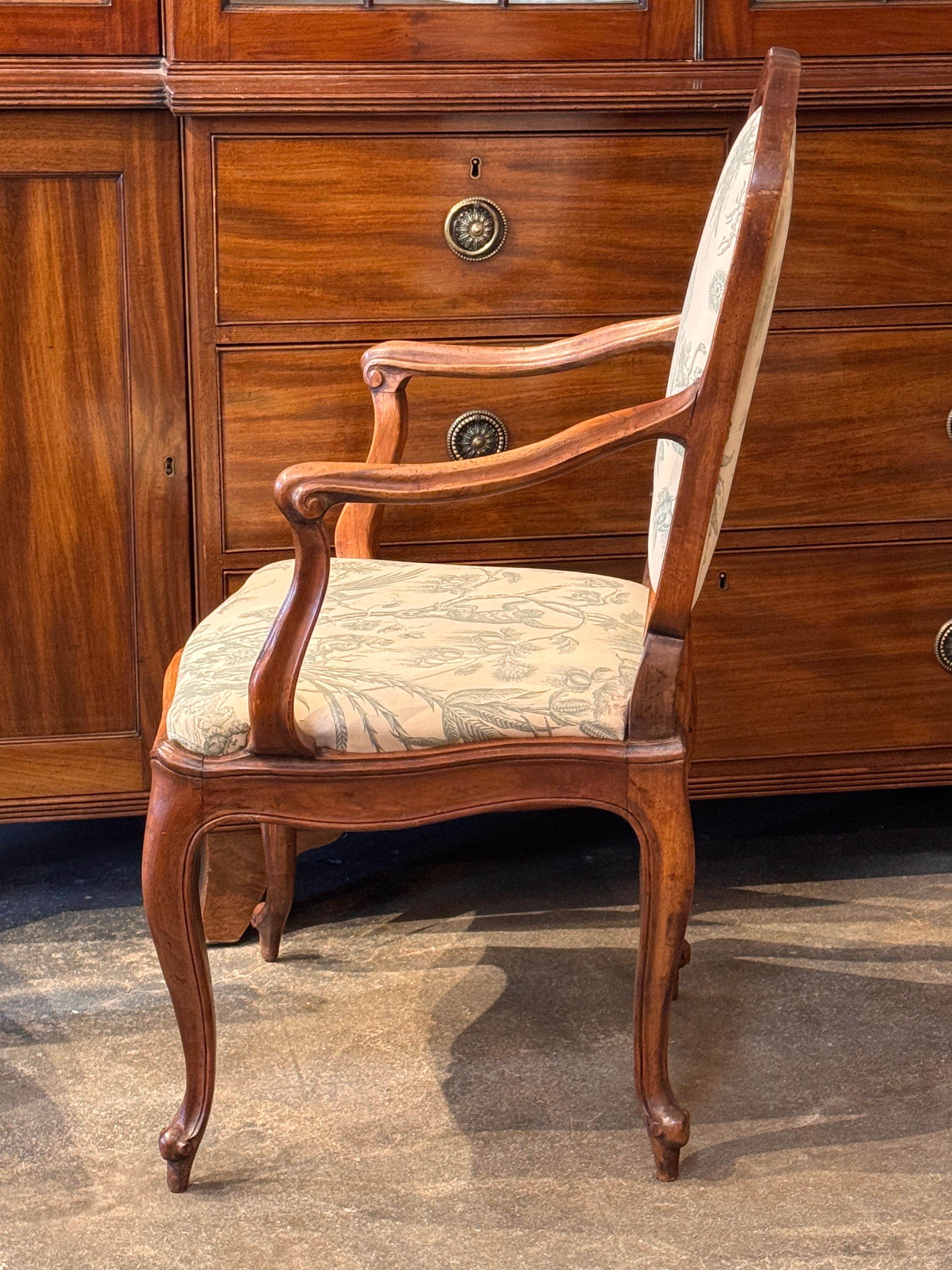 Ensemble de six chaises de salle à manger en vente 2