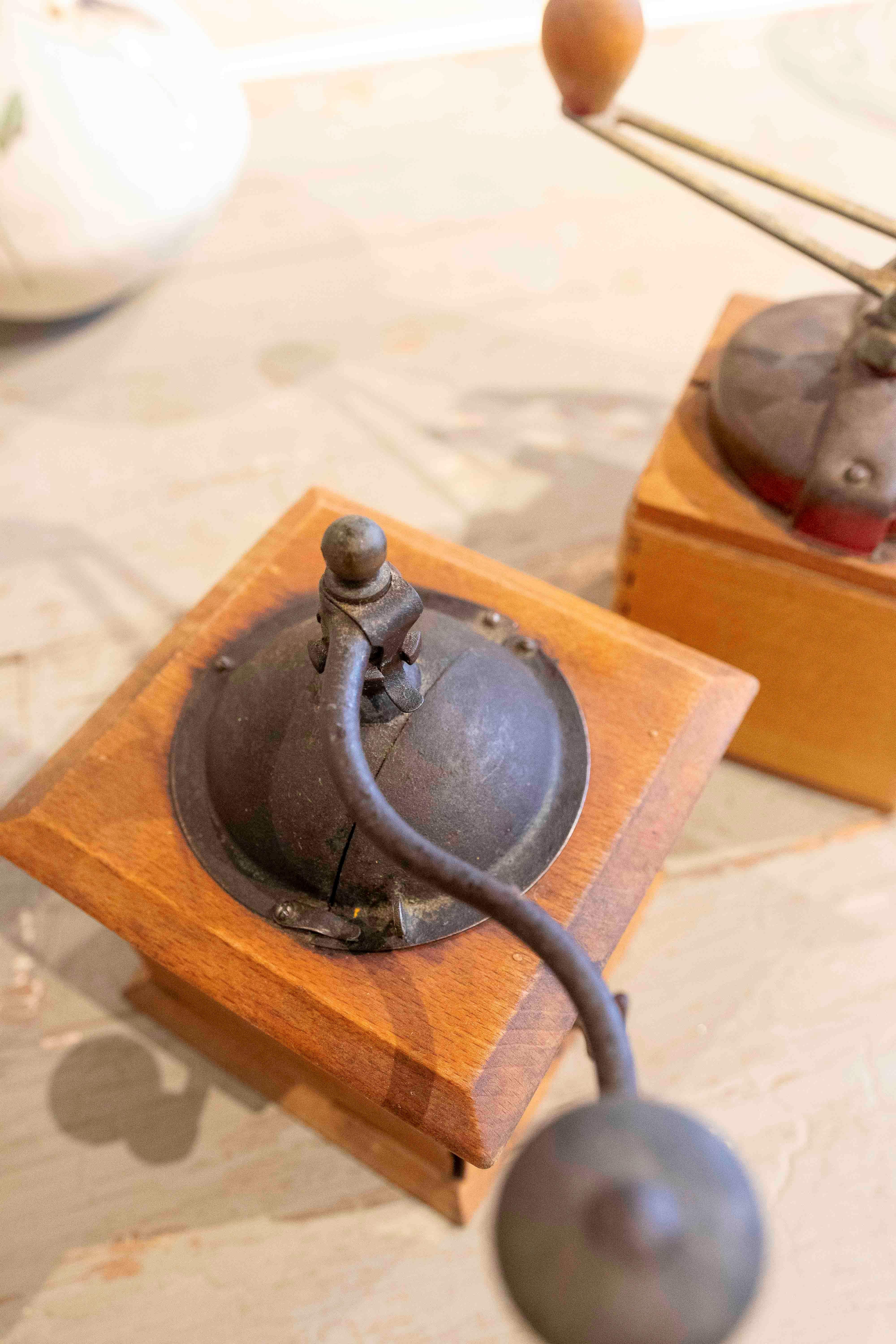 Set francese di tre macinini manuali per macinare i chicchi di caffè in vendita 11