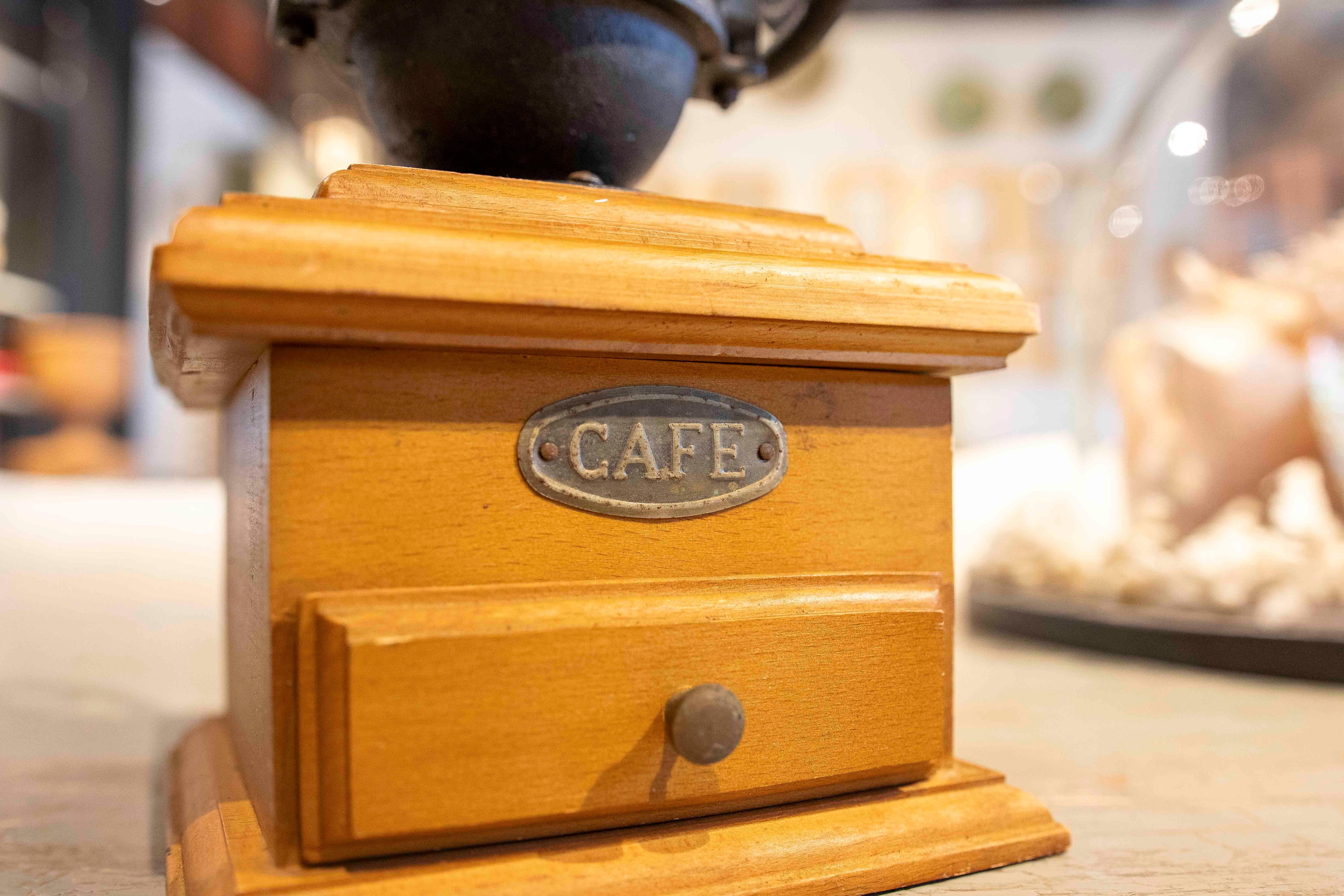 Ferro Set francese di tre macinini manuali per macinare i chicchi di caffè in vendita