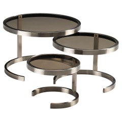 Ensemble français de trois tables gigognes en acier et verre fumé