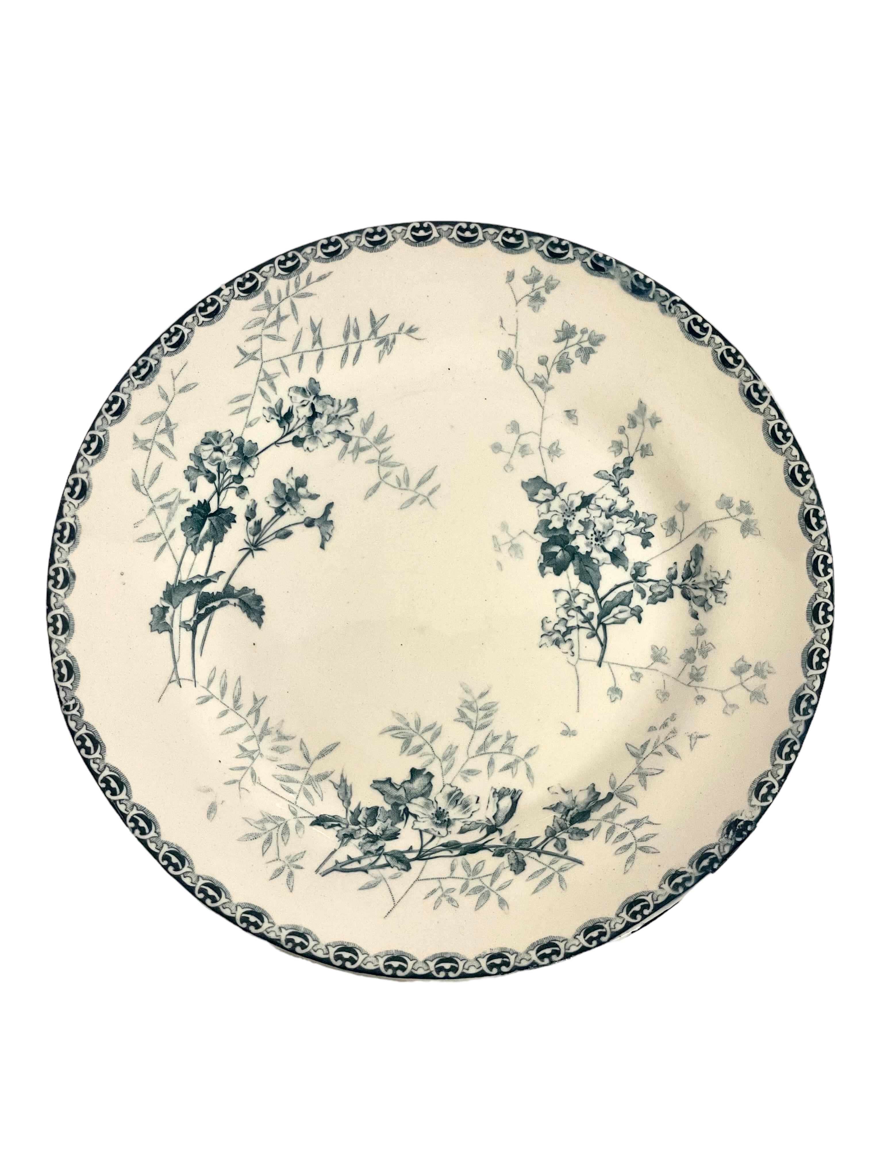 French Set of Twelve Hand Painted Ironstone Dinner Plates by Hippolyte Boulenger In Good Condition For Sale In LA CIOTAT, FR