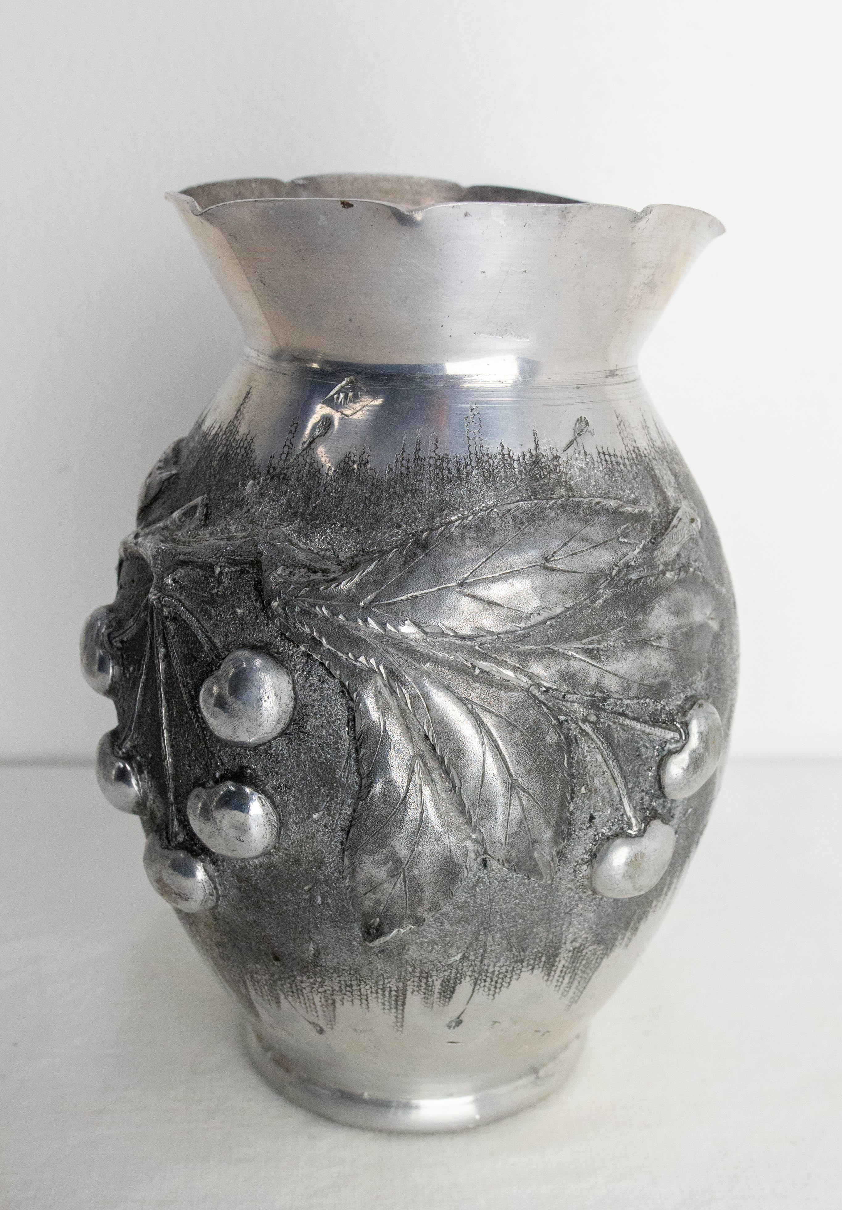 Set francese di due vasi in alluminio con decorazione vegetale in metallo sbalzato, circa 1930 in vendita 3