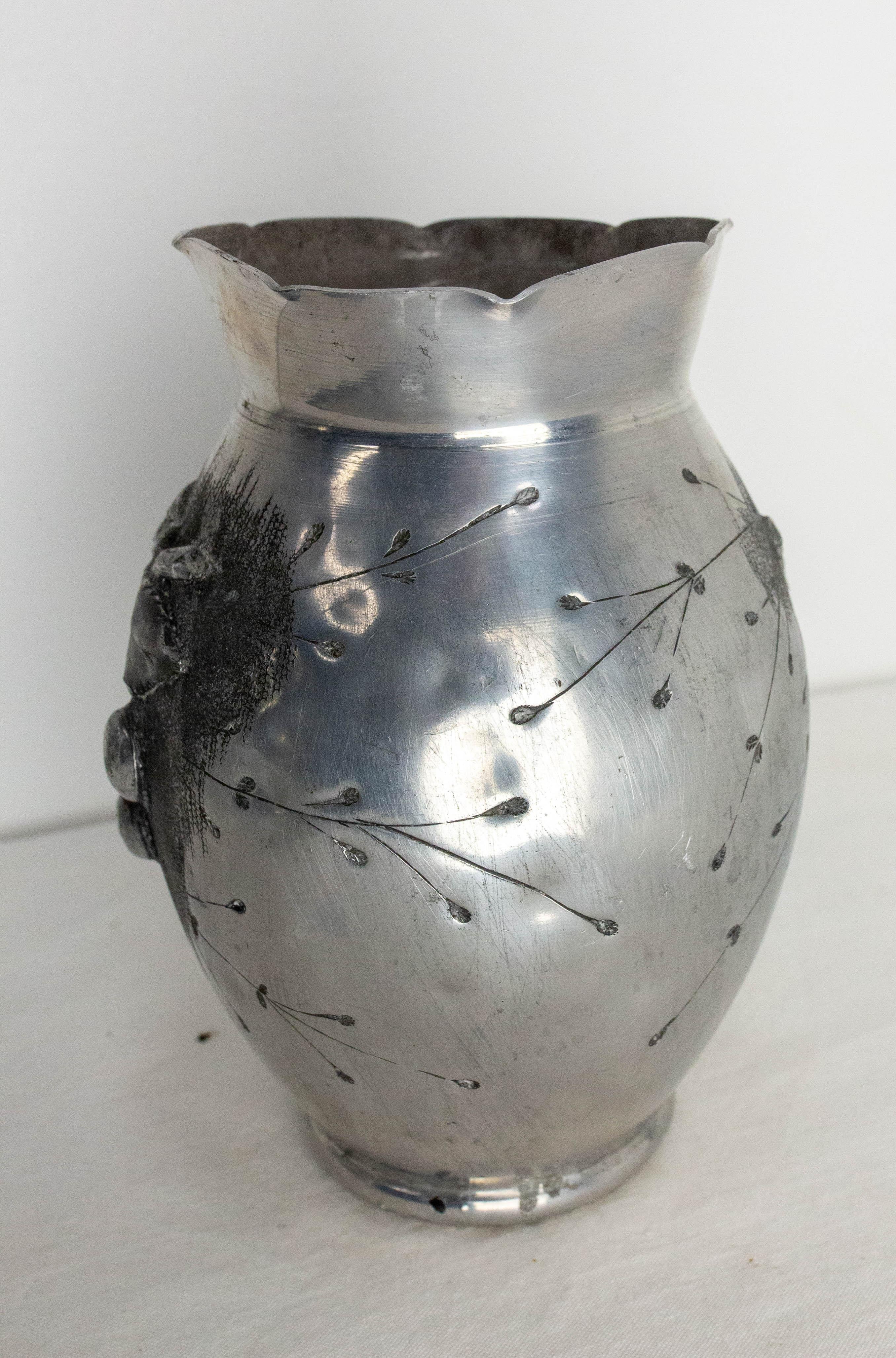 Set francese di due vasi in alluminio con decorazione vegetale in metallo sbalzato, circa 1930 in vendita 4