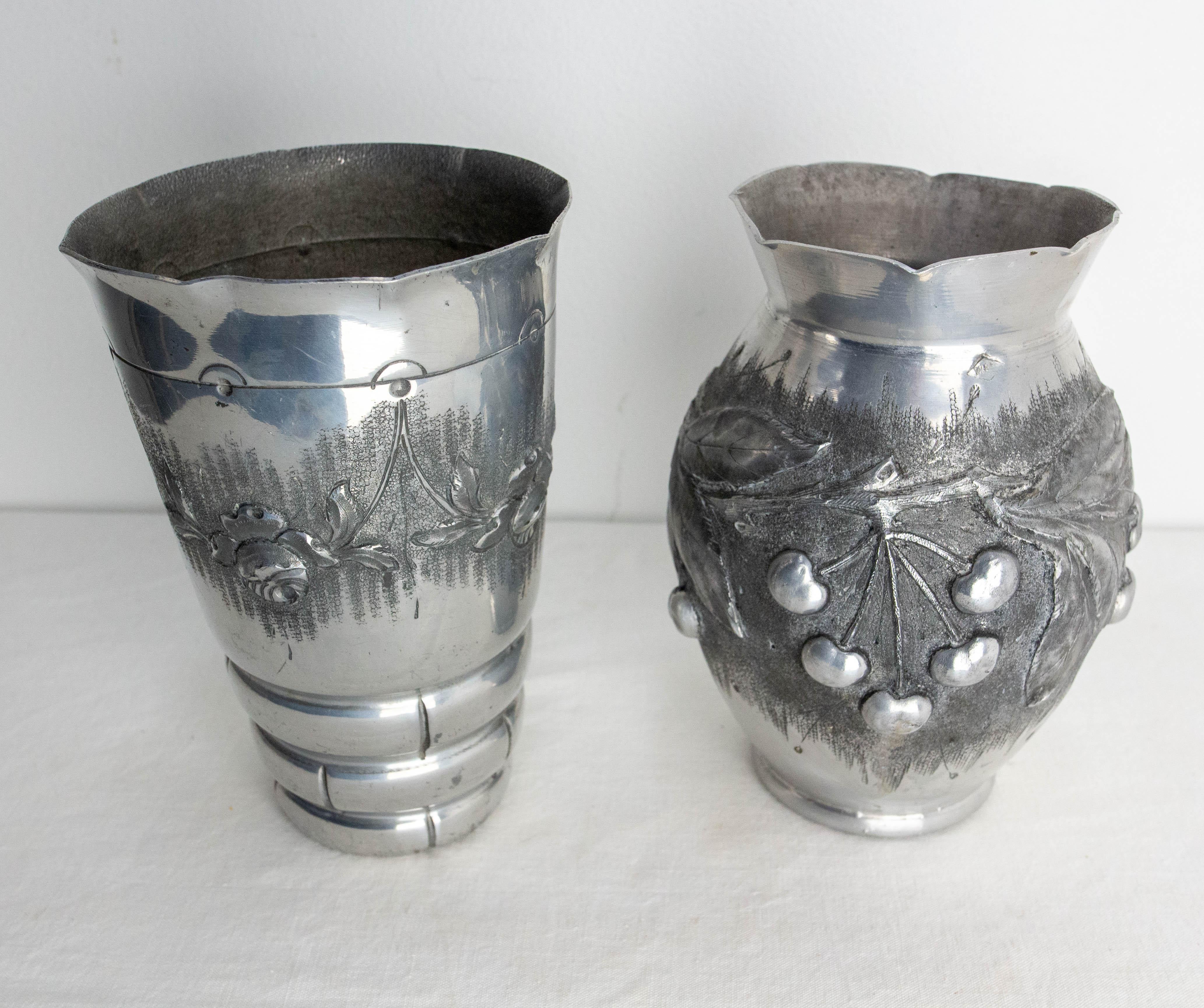 Set di tre vasi francesi con decorazione vegetale: foglie, rose e ciliegie. Metallo alluminio goffrato
Realizzato nel periodo art deco in stile art nouveau.
Misure:
- vaso con rose: diametro 5,12 pollici, altezza 6,69 pollici (13 e 17 cm)
- vaso con