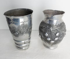 Juego francés de dos jarrones de aluminio con decoración vegetal de metal repujado circa 1930