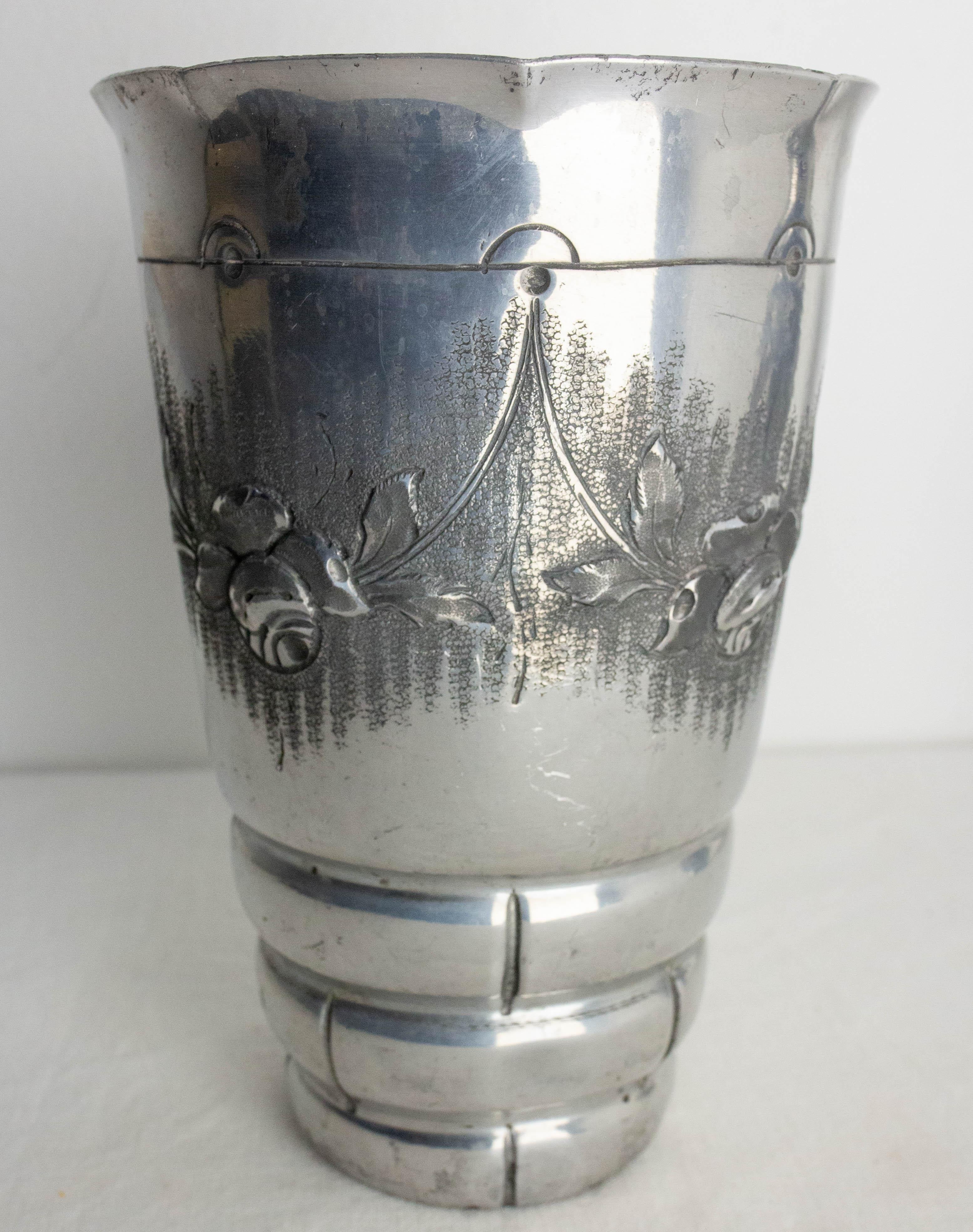 Set francese di due vasi in alluminio con decorazione vegetale in metallo sbalzato, circa 1930 In condizioni buone in vendita a Labrit, Landes