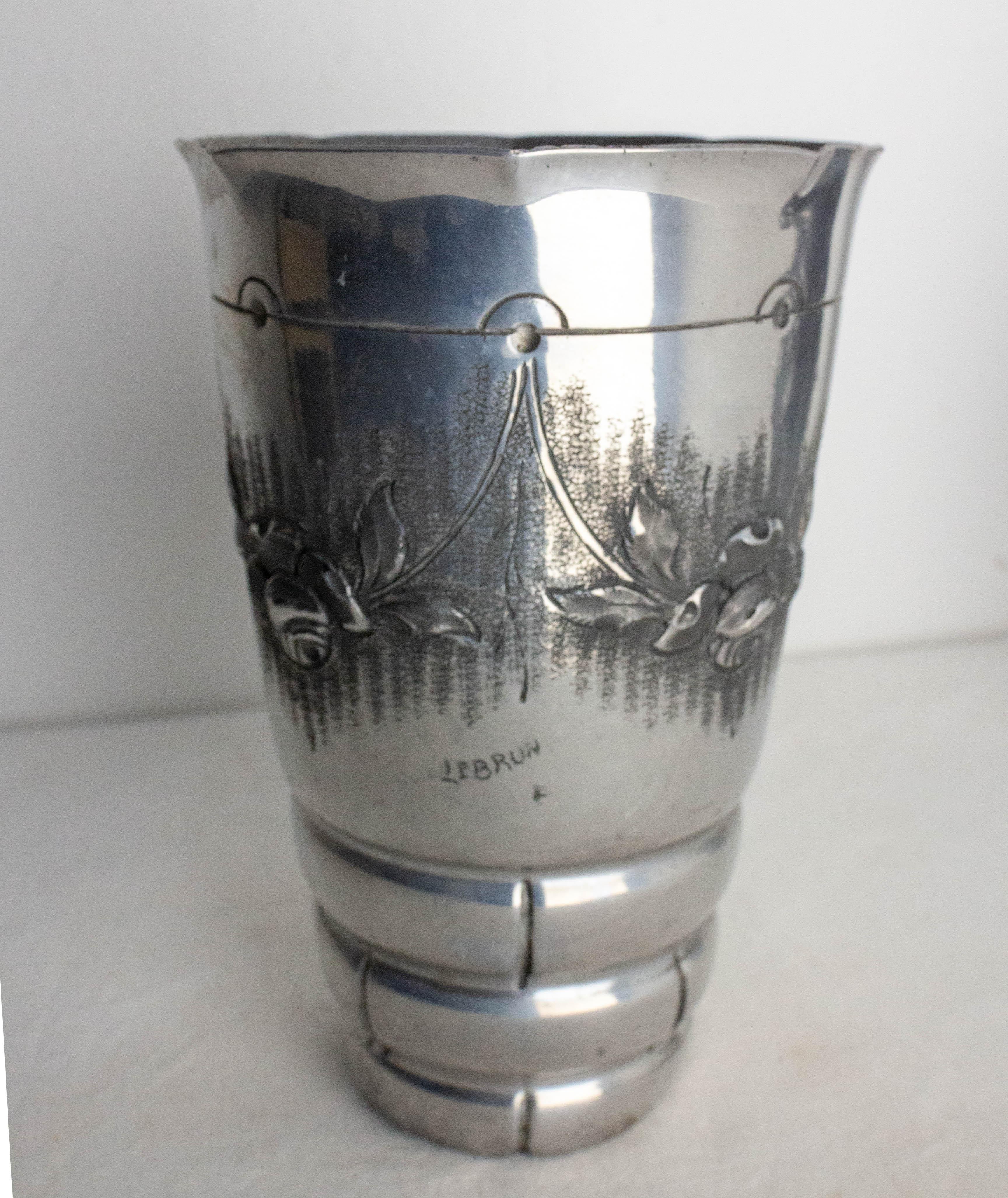 Metà XX secolo Set francese di due vasi in alluminio con decorazione vegetale in metallo sbalzato, circa 1930 in vendita