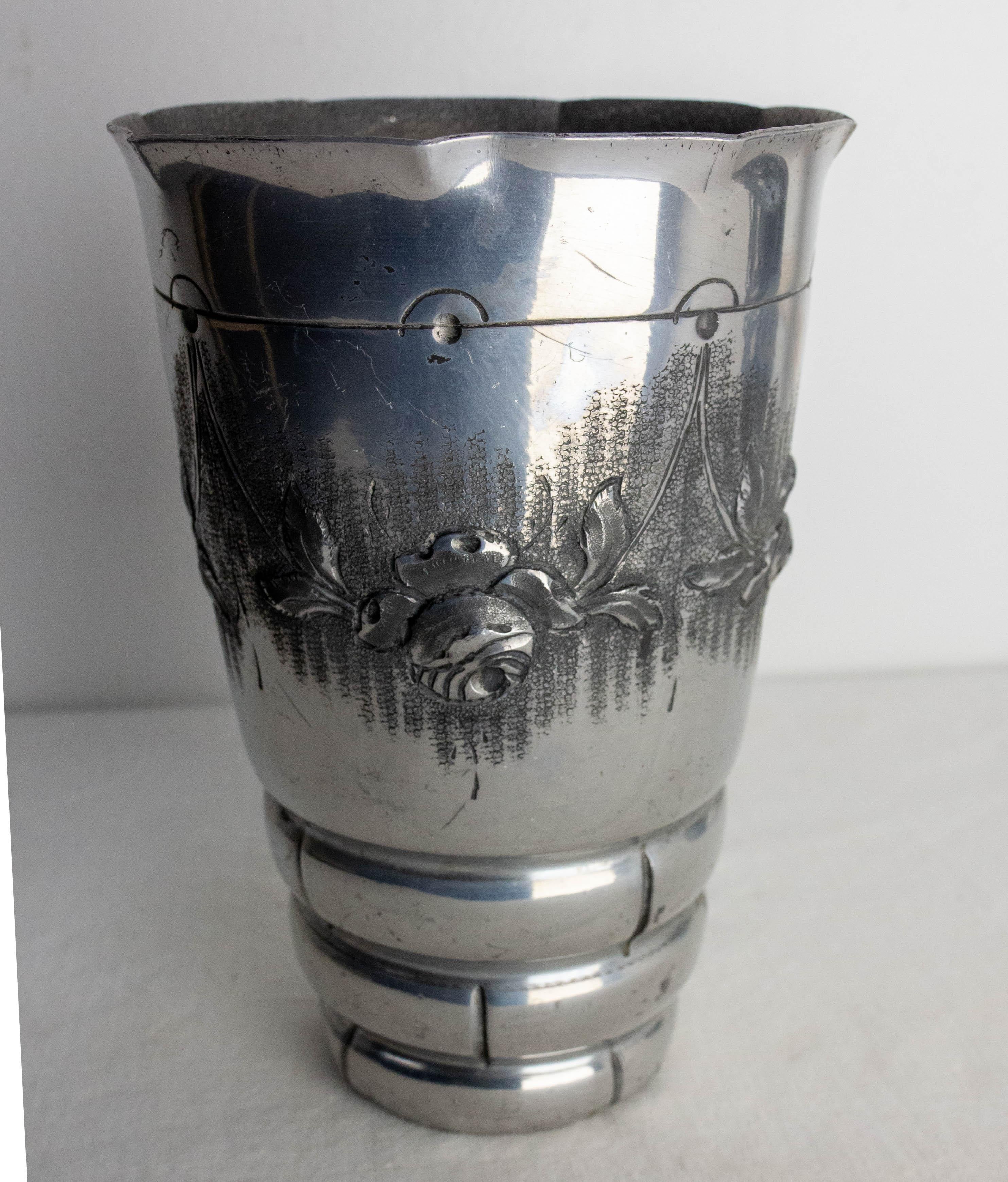 Alluminio Set francese di due vasi in alluminio con decorazione vegetale in metallo sbalzato, circa 1930 in vendita