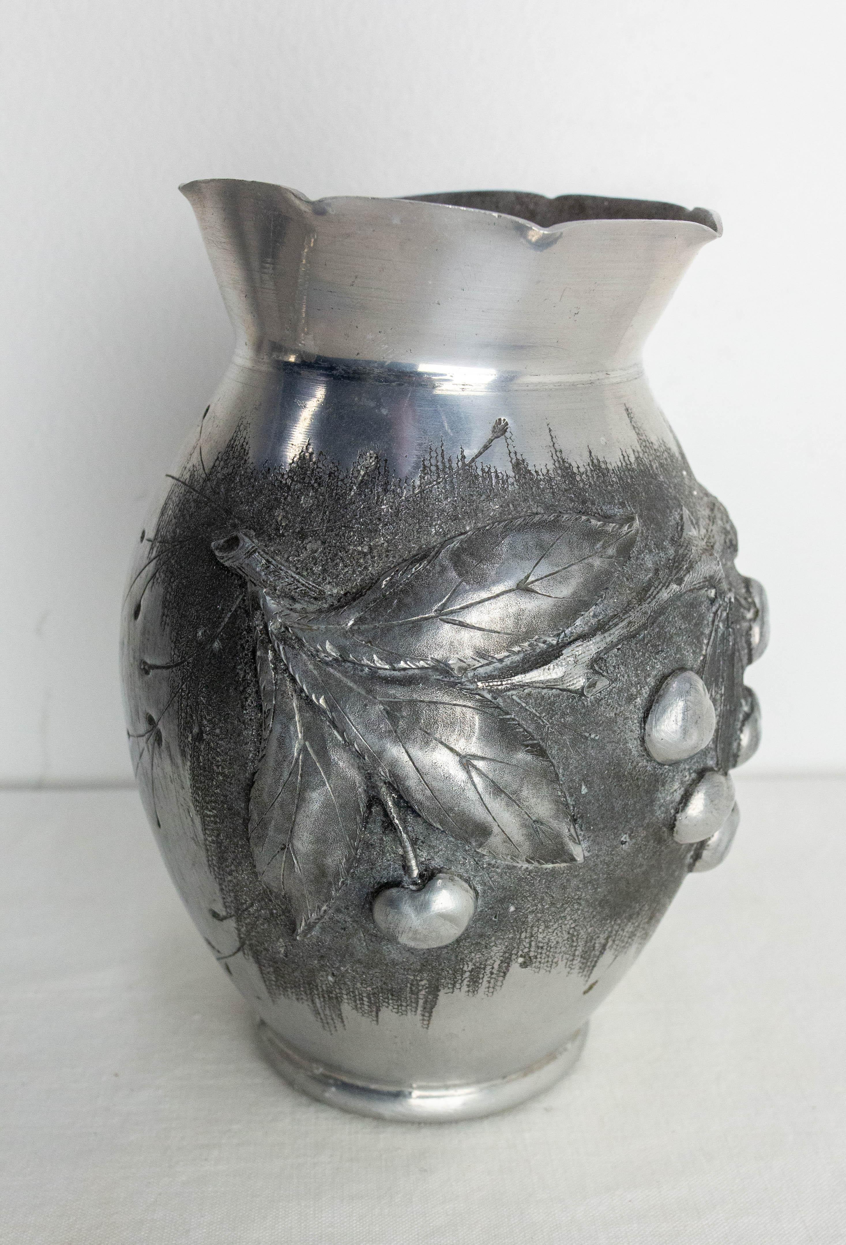 Set francese di due vasi in alluminio con decorazione vegetale in metallo sbalzato, circa 1930 in vendita 2