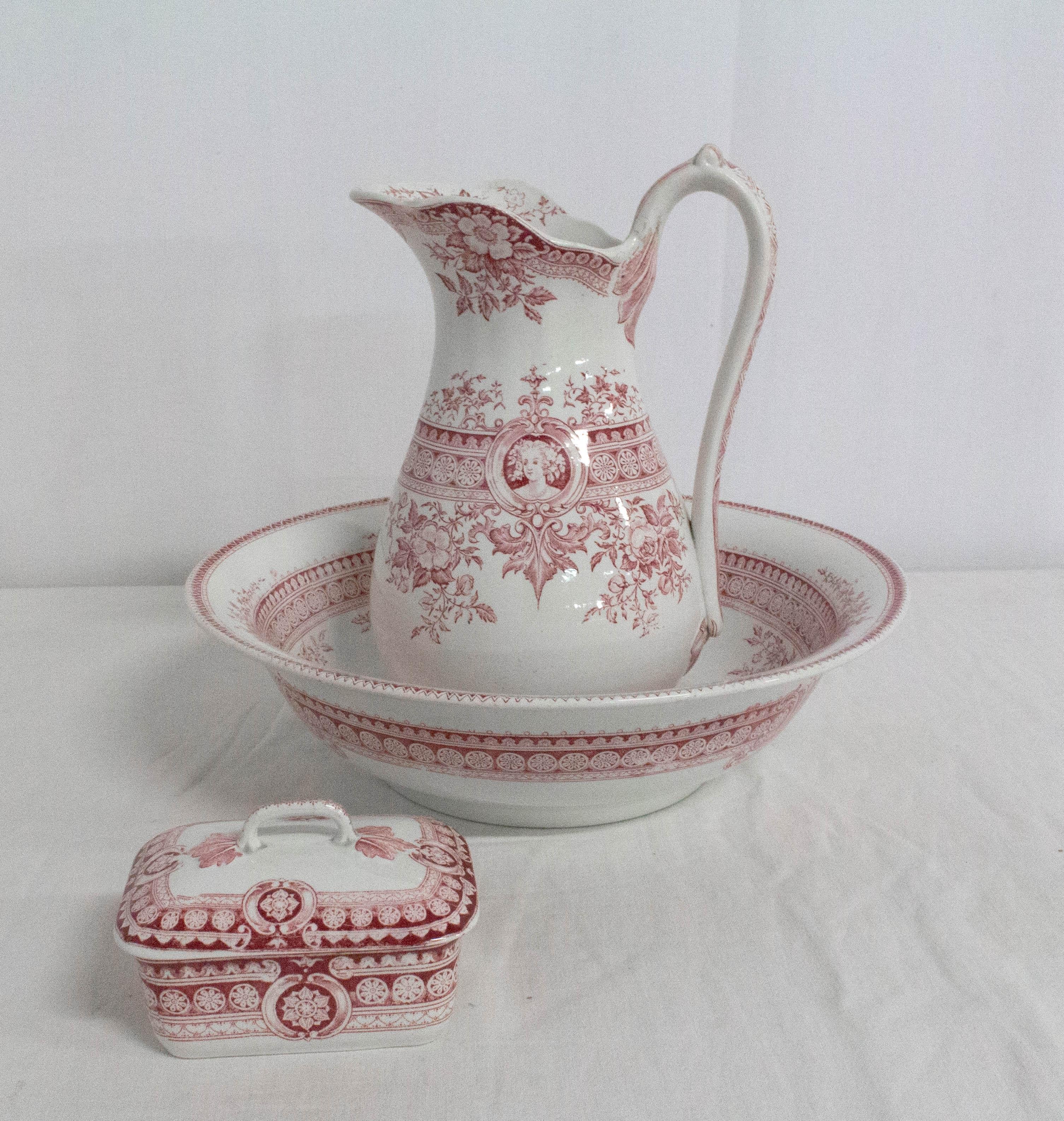 Sarreguemines set: wash bowl, pitcher and soap dish, Parisia Model, circa 1850.
Dimensions:
Wash bowl: diameter 13.38 in., height 3.94 in.
Pitcher: diameter 6.70 in., height 10.24 in.
Soap dish: D 3.54 in., W 4.72 in., H 3.15 in.
Very good