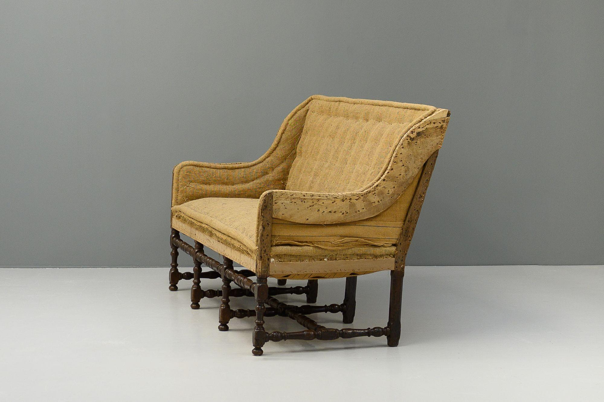Canapé français à huit pieds en noyer. Circa 1820.
H 100cm x L 166cm x P 86cm (SH 53cm).