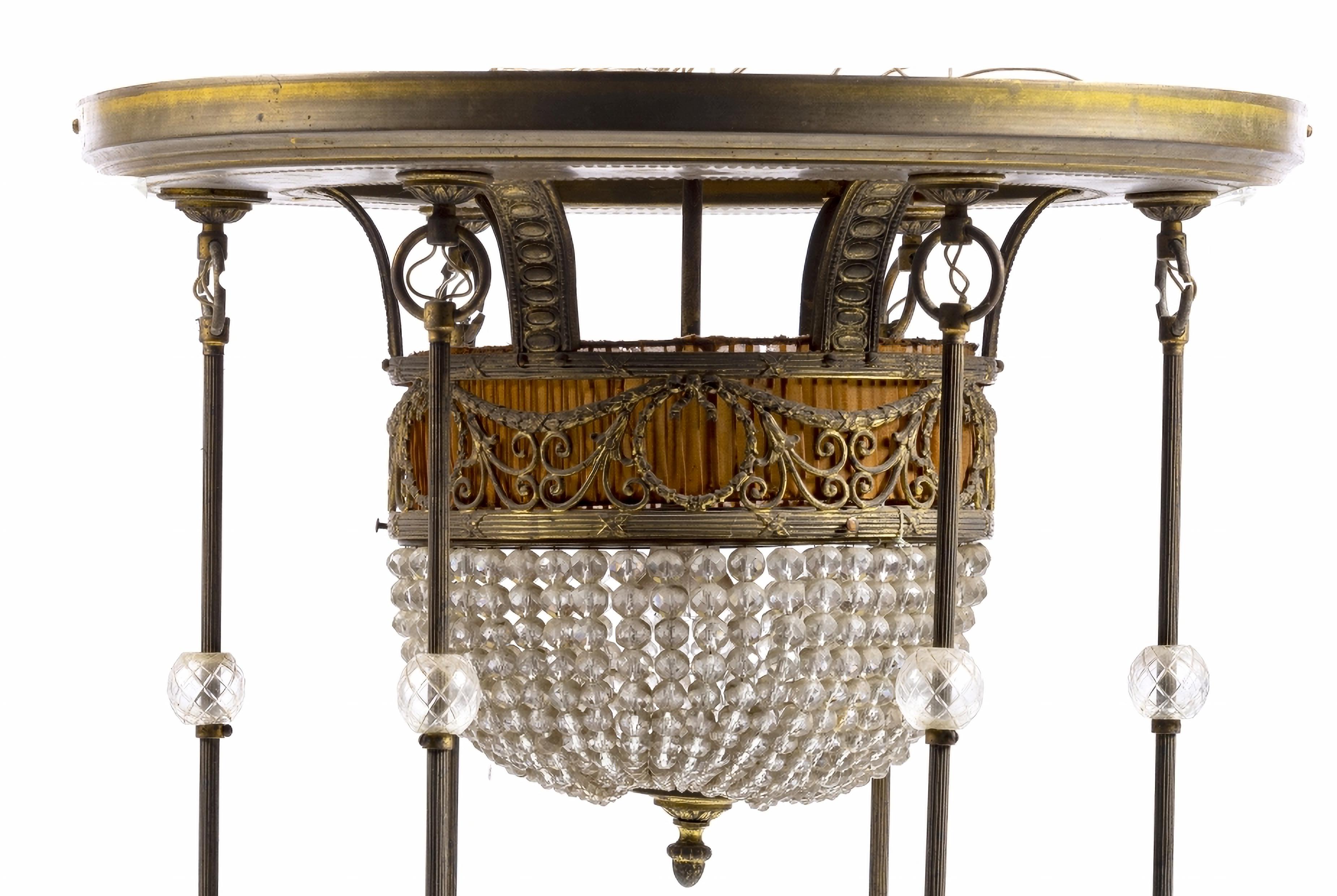 Plafonnier à sept lumières

Français du 19e siècle,
en métal doré avec pendentifs. Hauteur : 70 cm
Bonnes conditions.