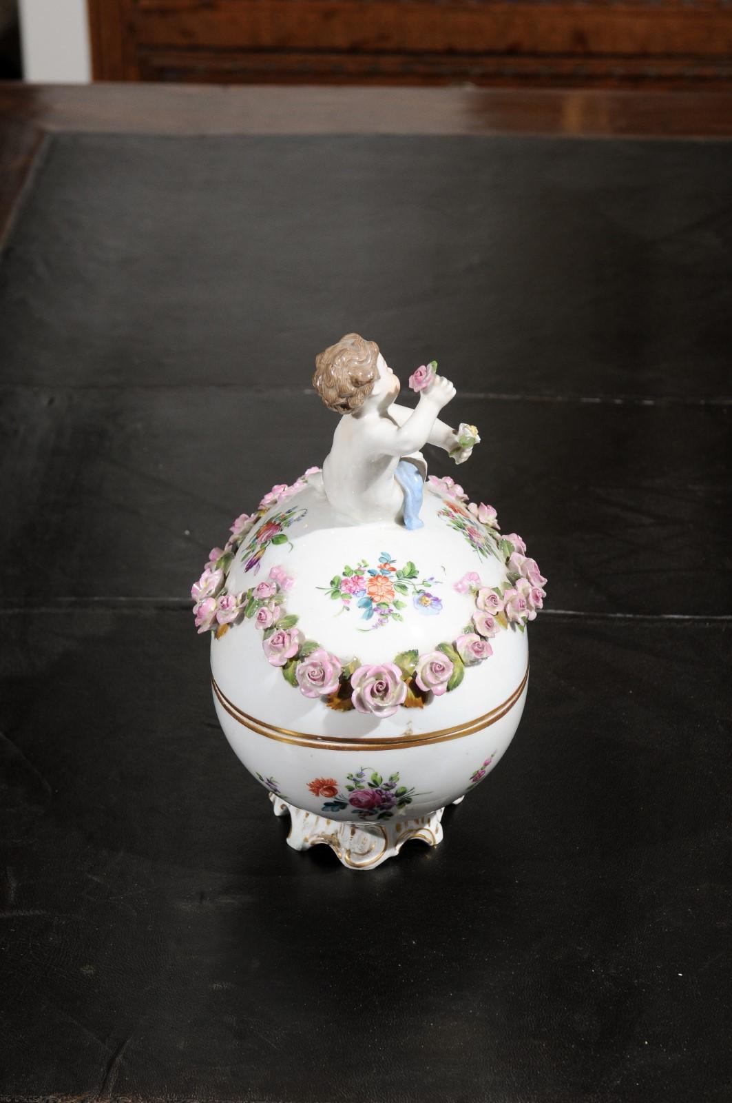 French Sèvres 19th Century Porcelain Egg with Putto and Garland of Pink Roses For Sale 6