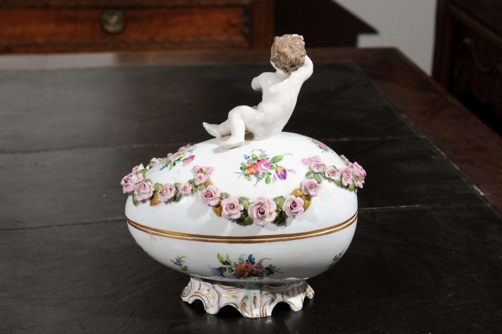 French Sèvres 19th Century Porcelain Egg with Putto and Garland of Pink Roses For Sale 7