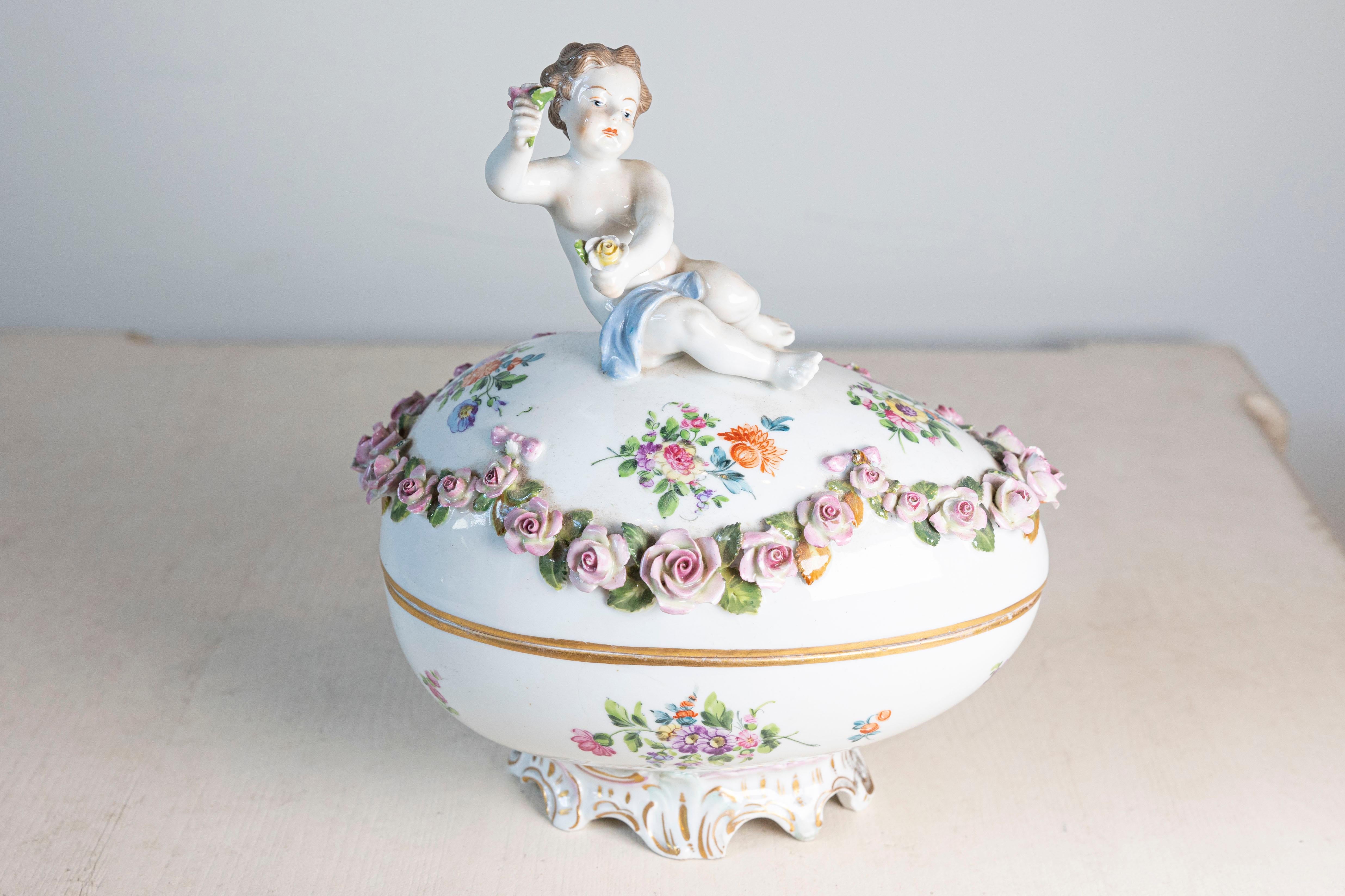 Gilt French Sèvres 19th Century Porcelain Egg with Putto and Garland of Pink Roses For Sale