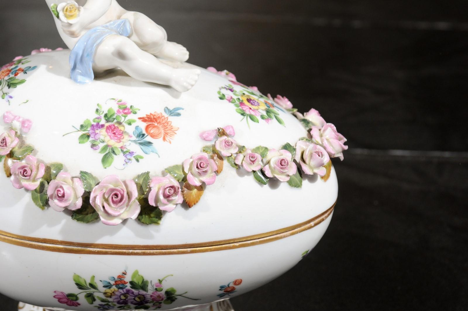 French Sèvres 19th Century Porcelain Egg with Putto and Garland of Pink Roses For Sale 1