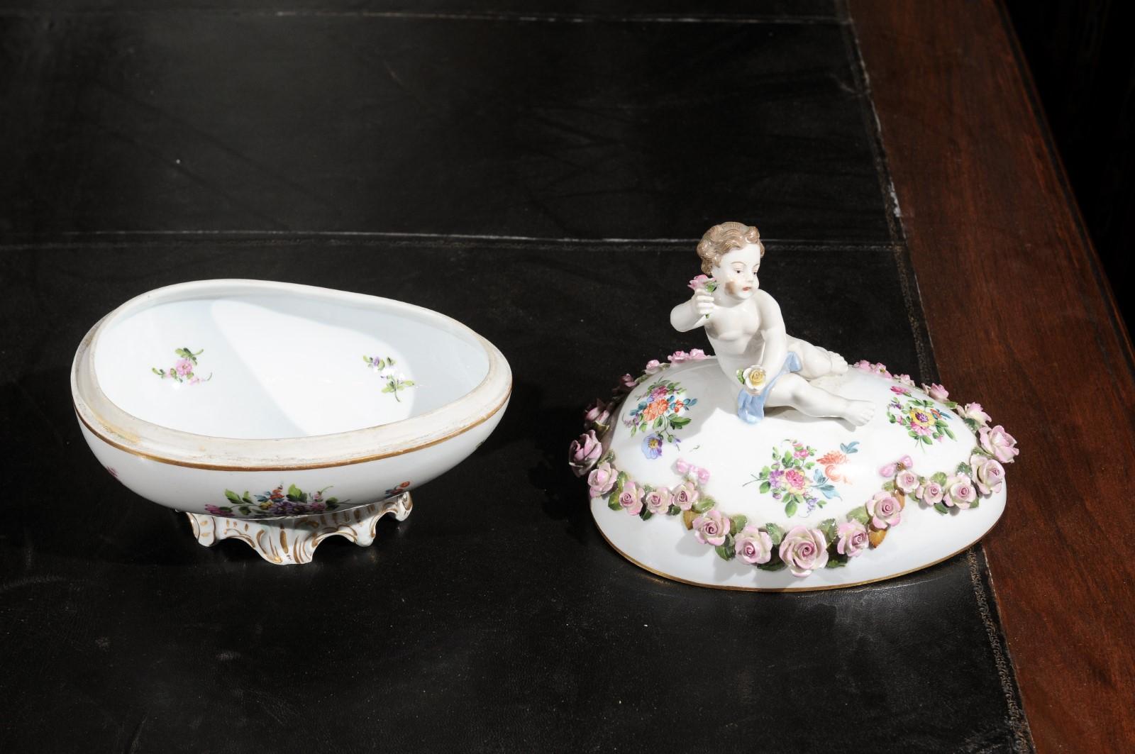 French Sèvres 19th Century Porcelain Egg with Putto and Garland of Pink Roses For Sale 2