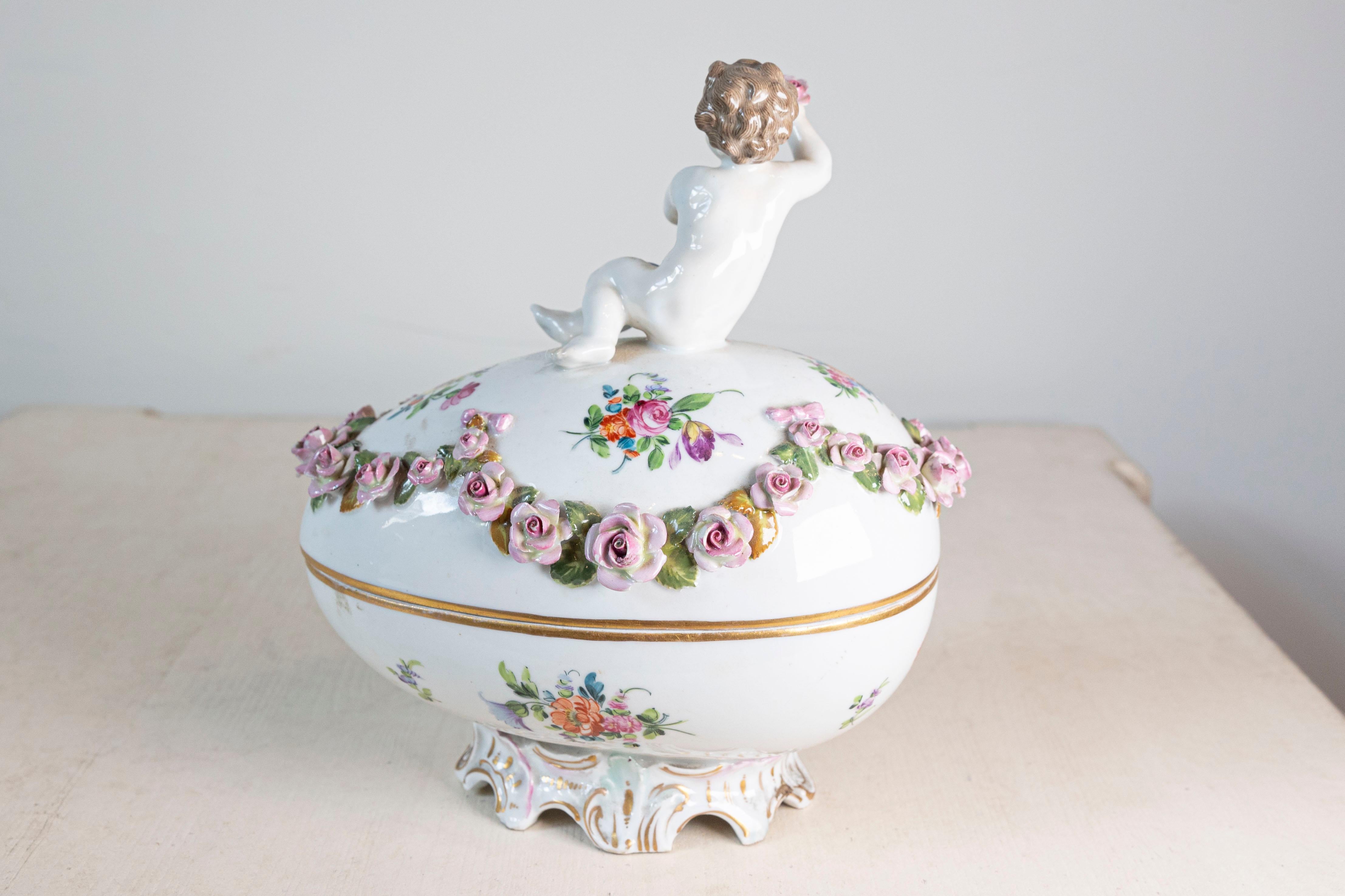 French Sèvres 19th Century Porcelain Egg with Putto and Garland of Pink Roses For Sale 3