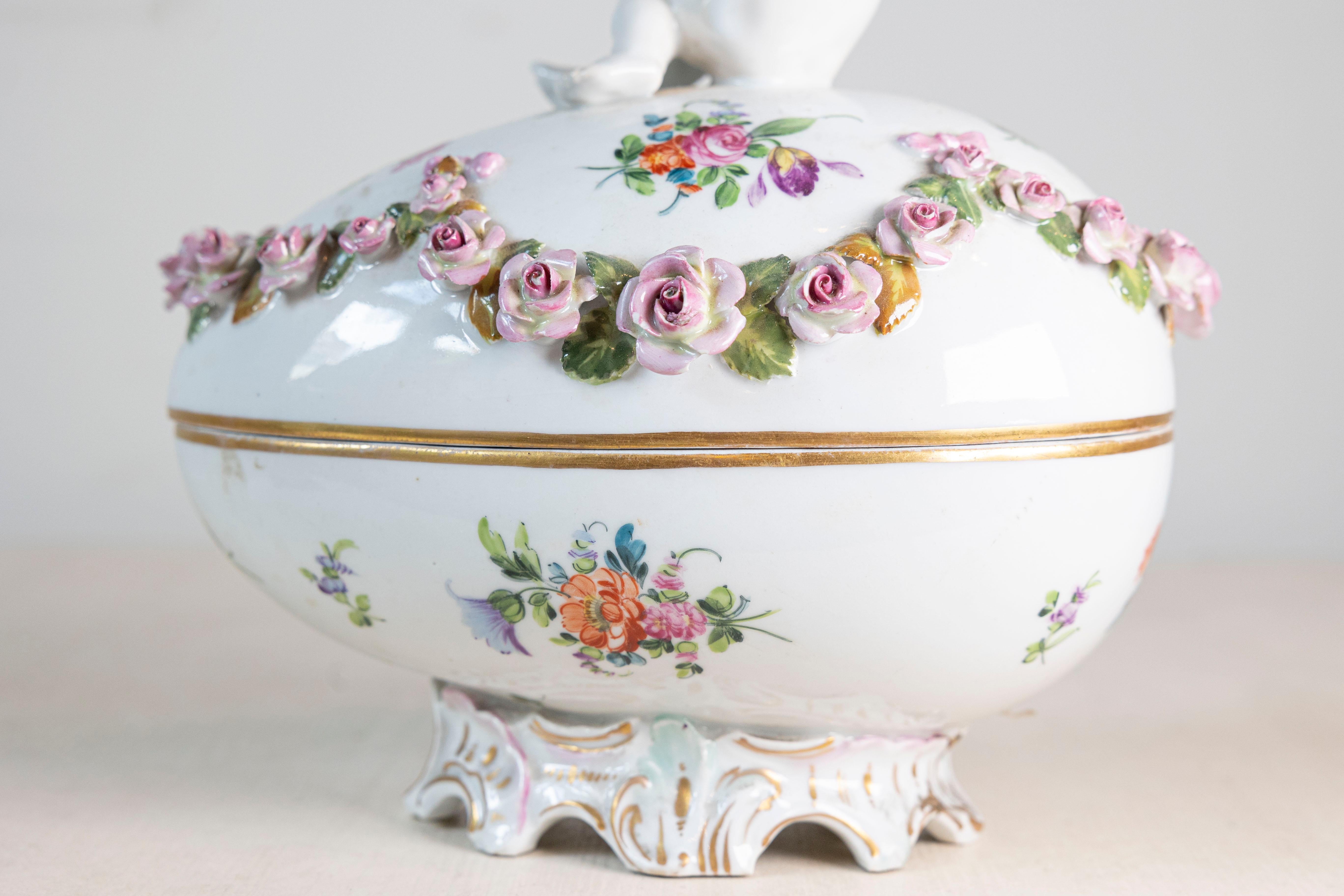 French Sèvres 19th Century Porcelain Egg with Putto and Garland of Pink Roses For Sale 4