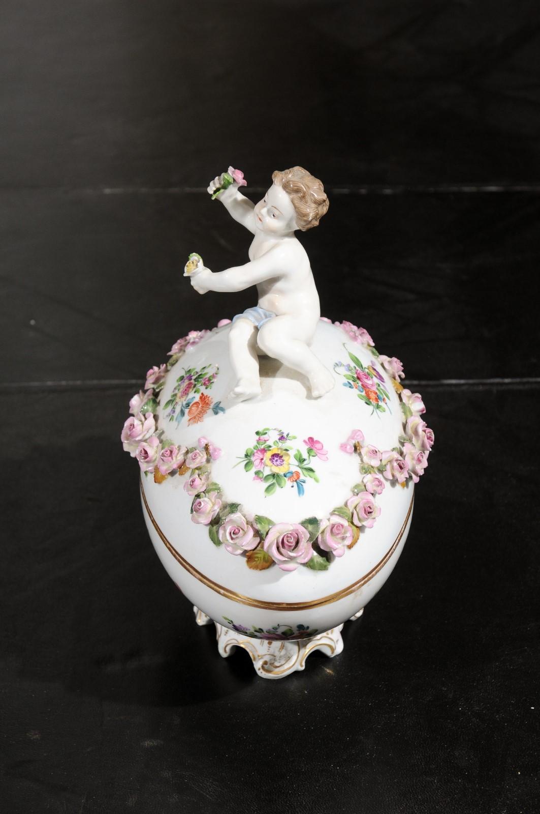 French Sèvres 19th Century Porcelain Egg with Putto and Garland of Pink Roses For Sale 5