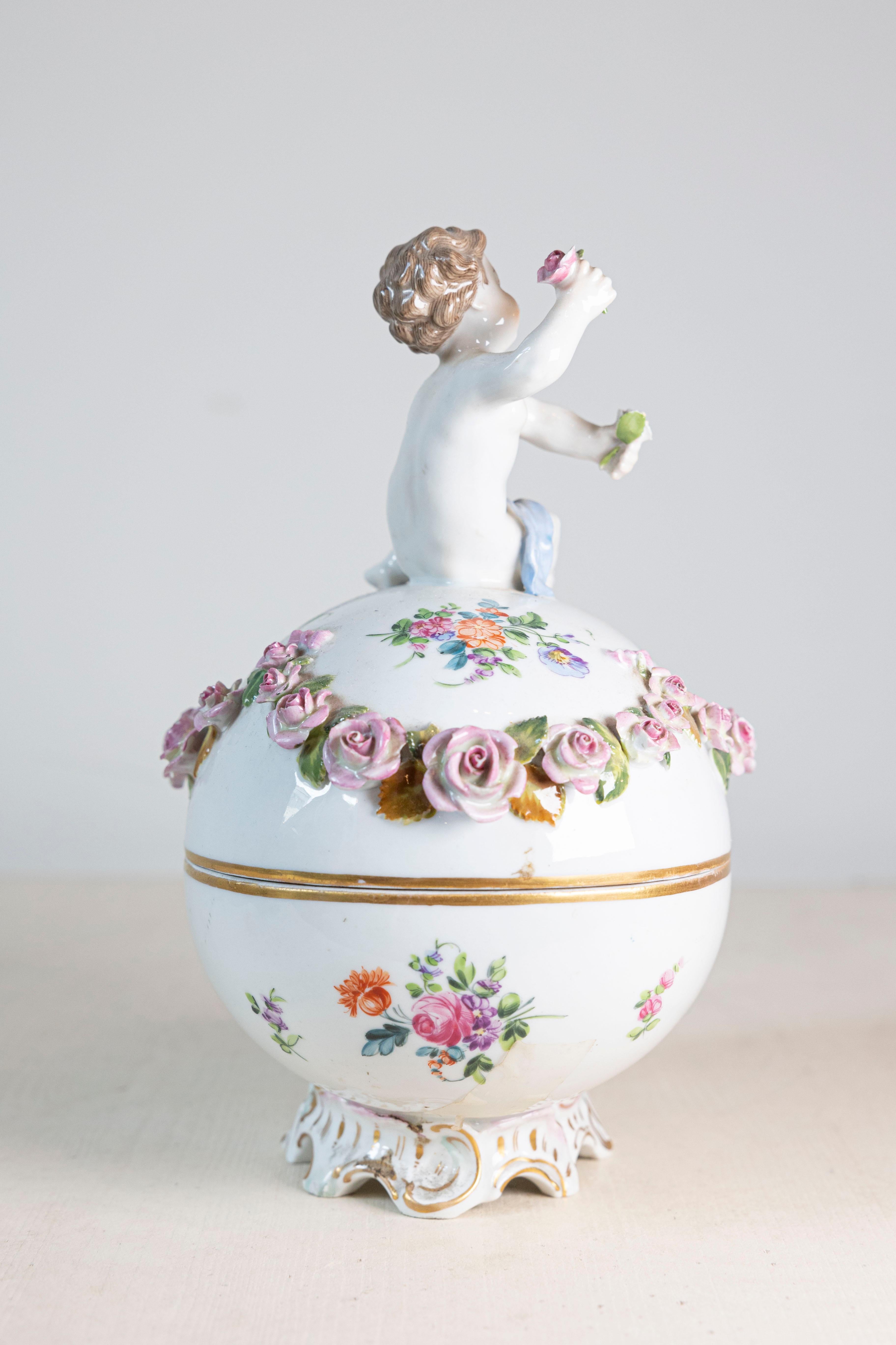 French Sèvres 19th Century Porcelain Egg with Putto and Garland of Pink Roses For Sale 5