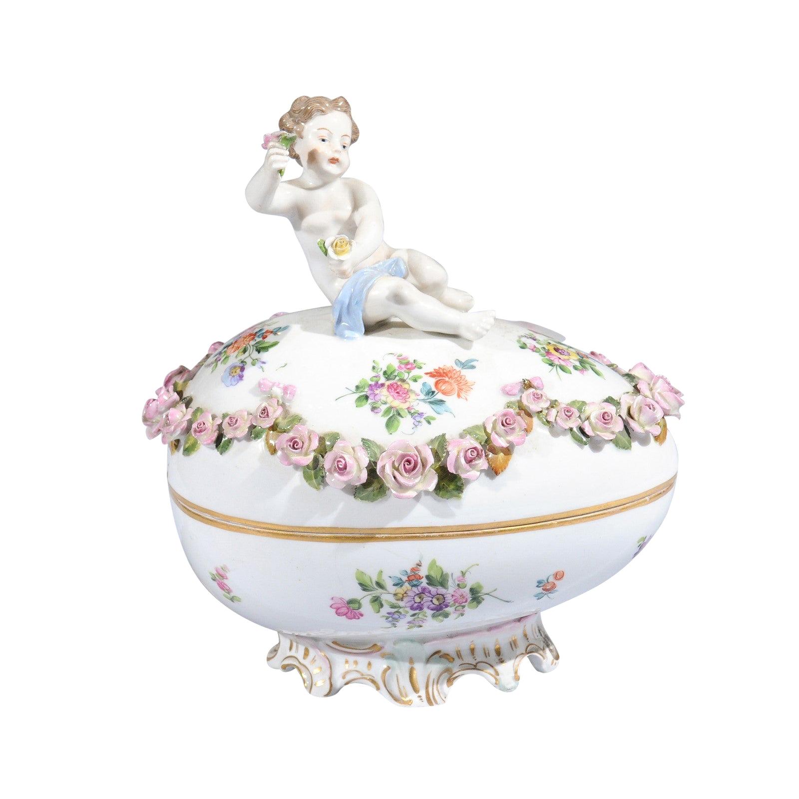 Œuf en porcelaine de Sèvres du XIXe siècle avec putto et guirlande de roses roses